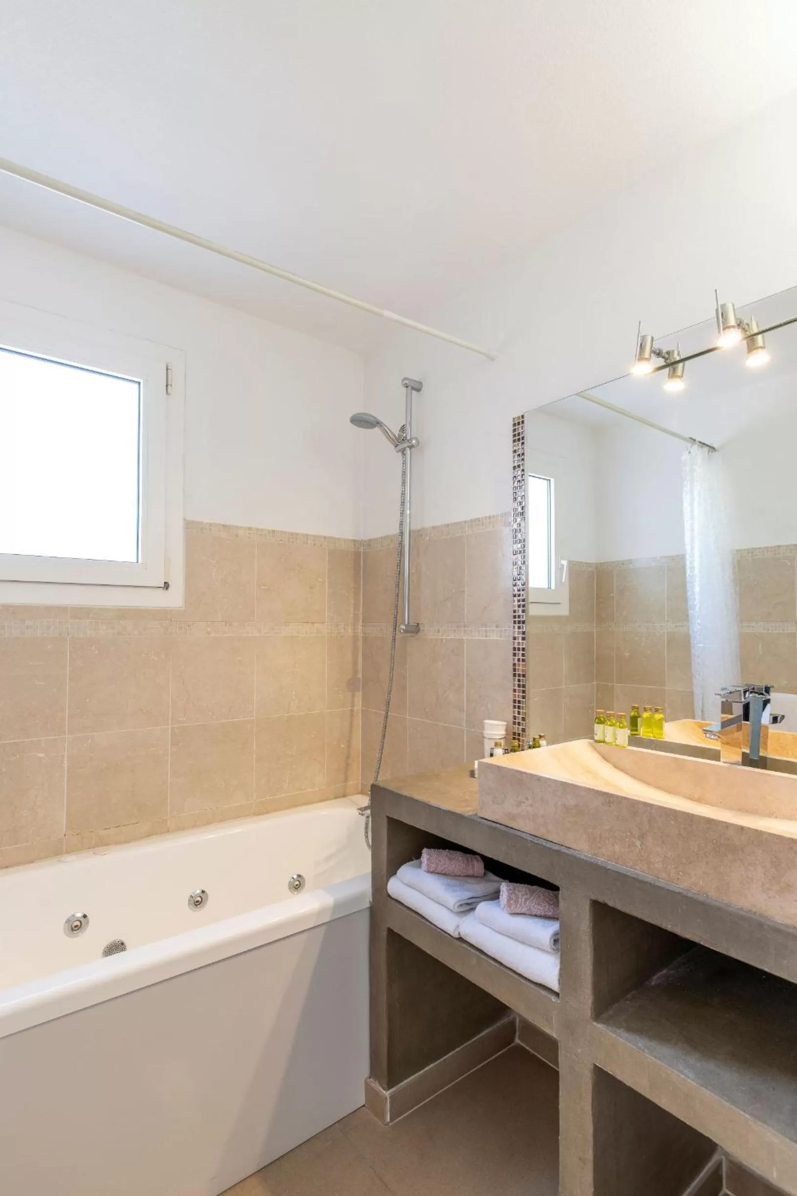 Bathroom in Les Bastides Saint Paul