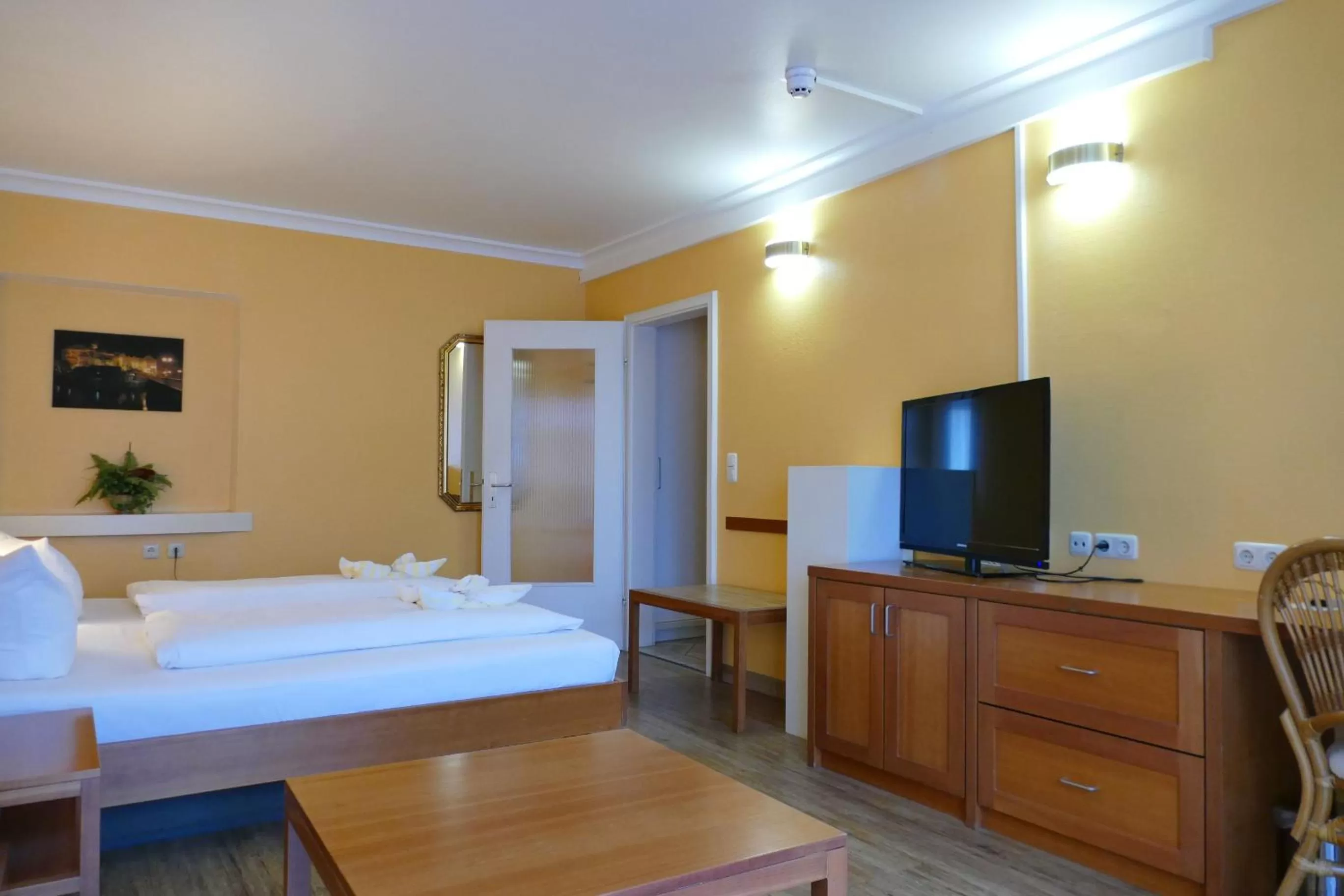 Photo of the whole room, Bed in Altstadthotel "Zum Hechten"