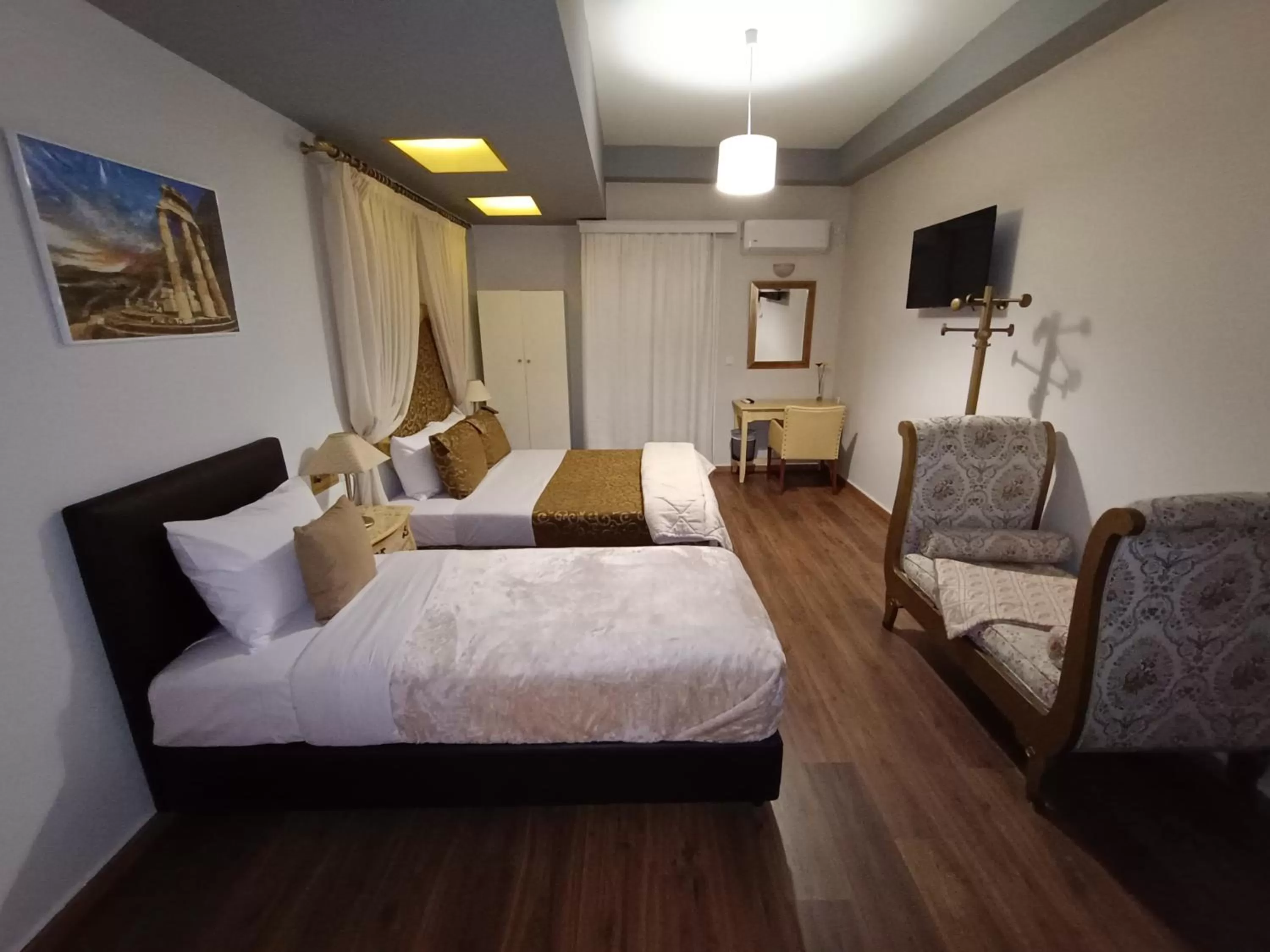 Bed in Queens Leriotis Hotel