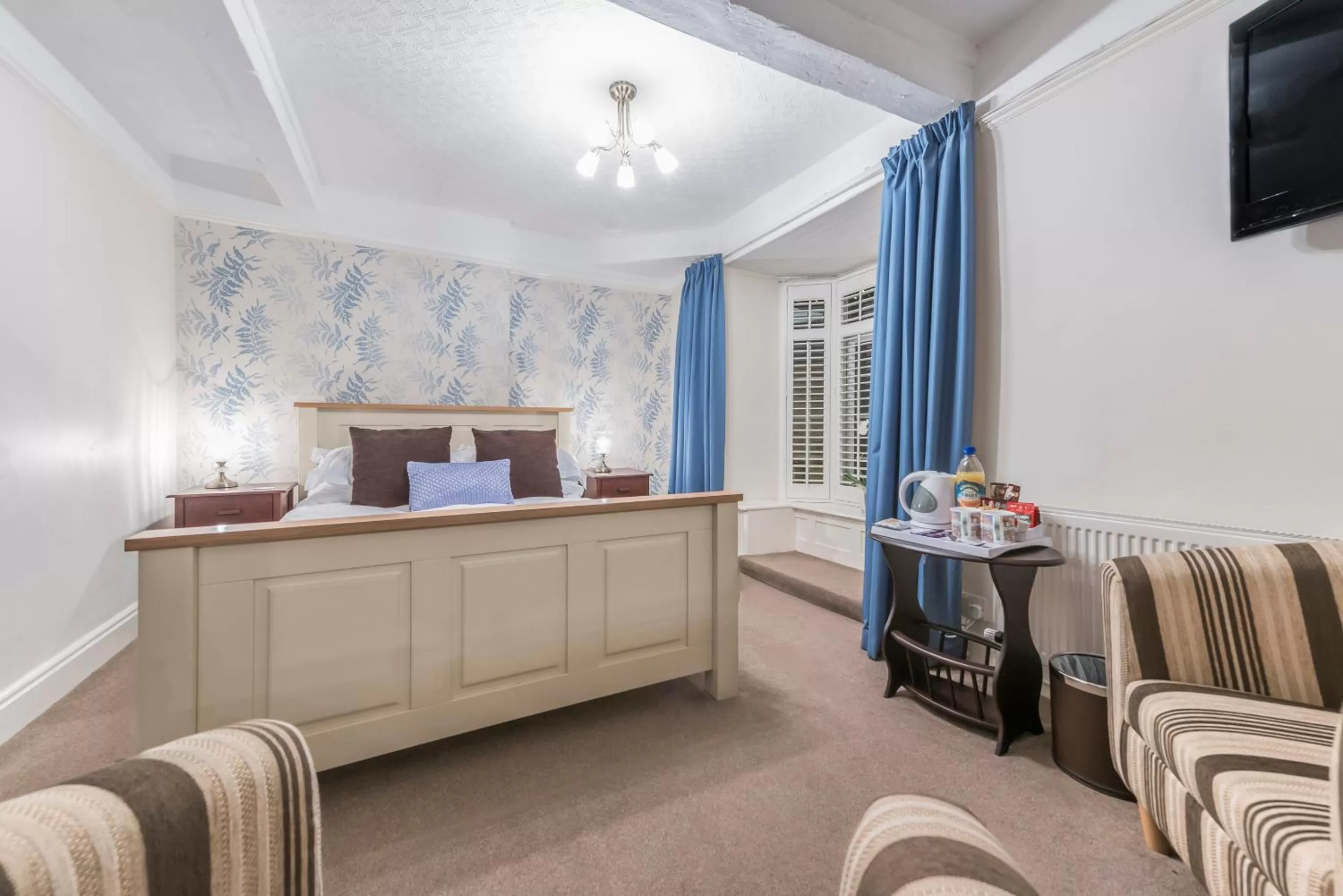 Photo of the whole room, Bed in Kirkgate House