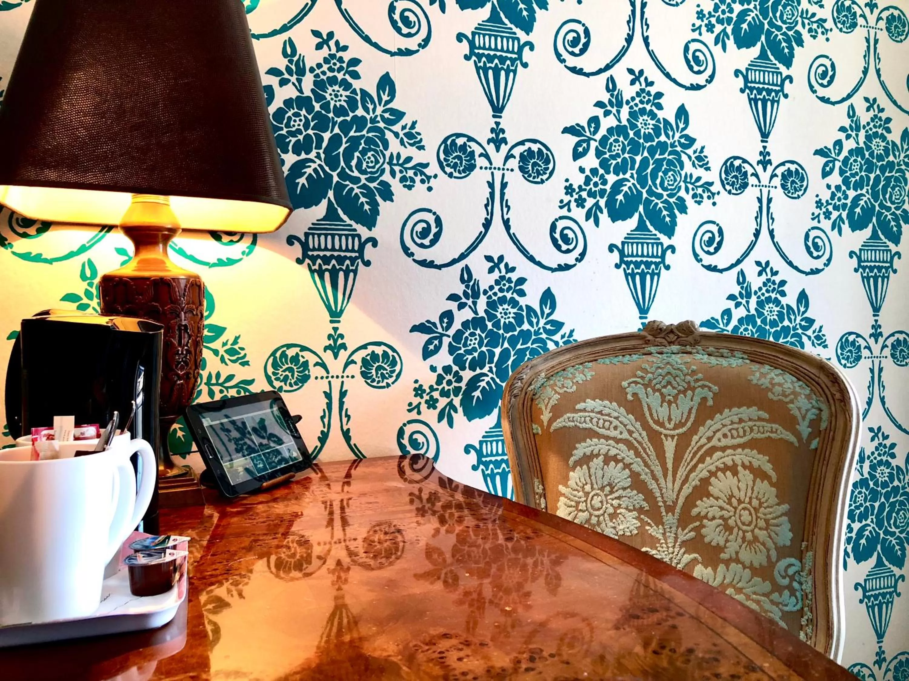 TV and multimedia in Townhouse Boutique Hotel