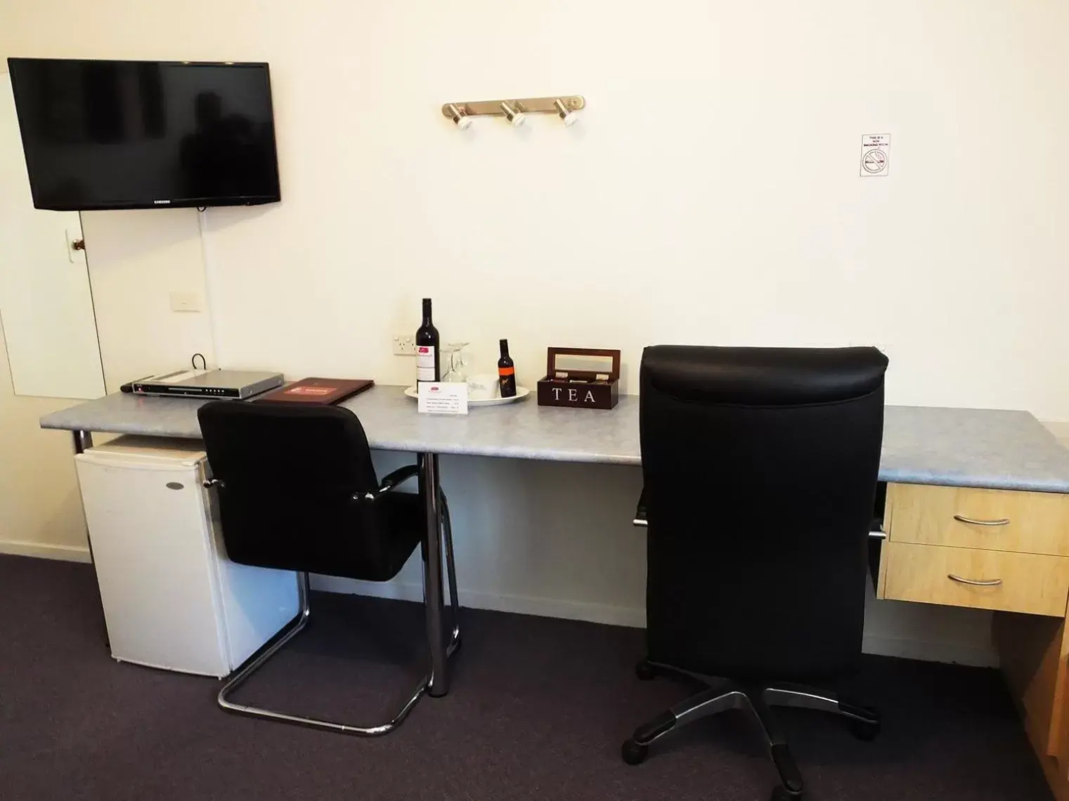 Queen Room in Edinburgh Motor Inn Queen Room in Edinburgh Motor Inn