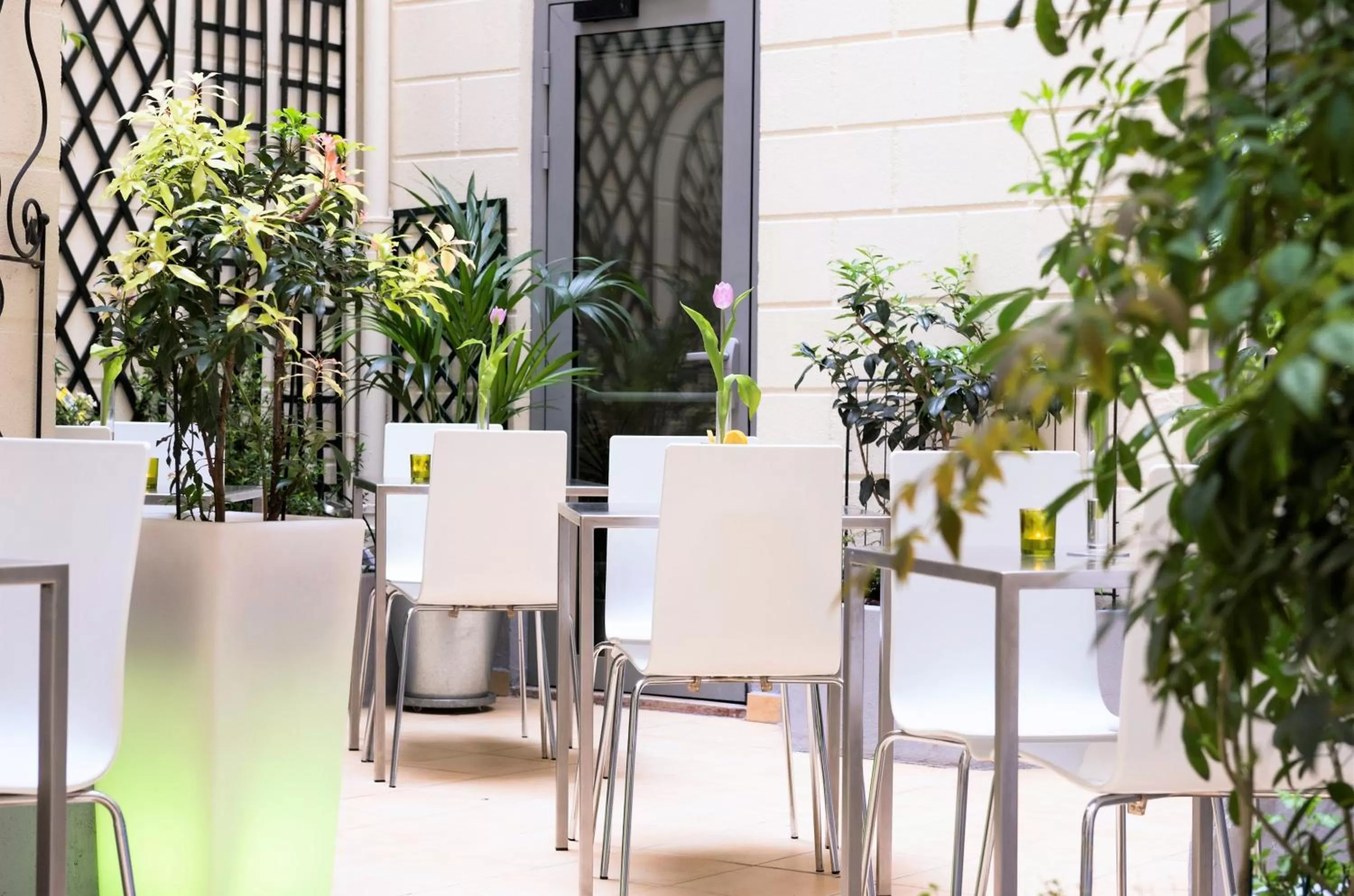 Patio in Hotel Glasgow Monceau by Patrick Hayat