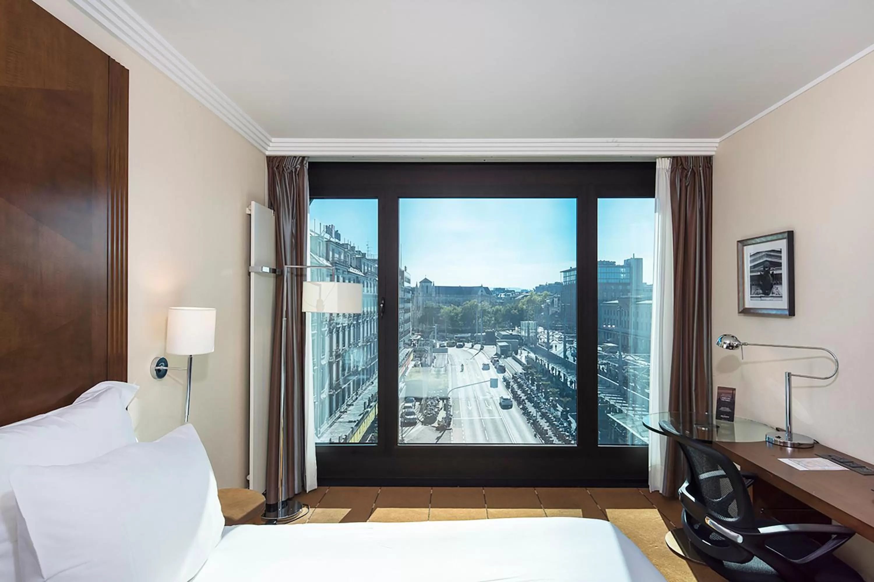 Bed in Warwick Geneva