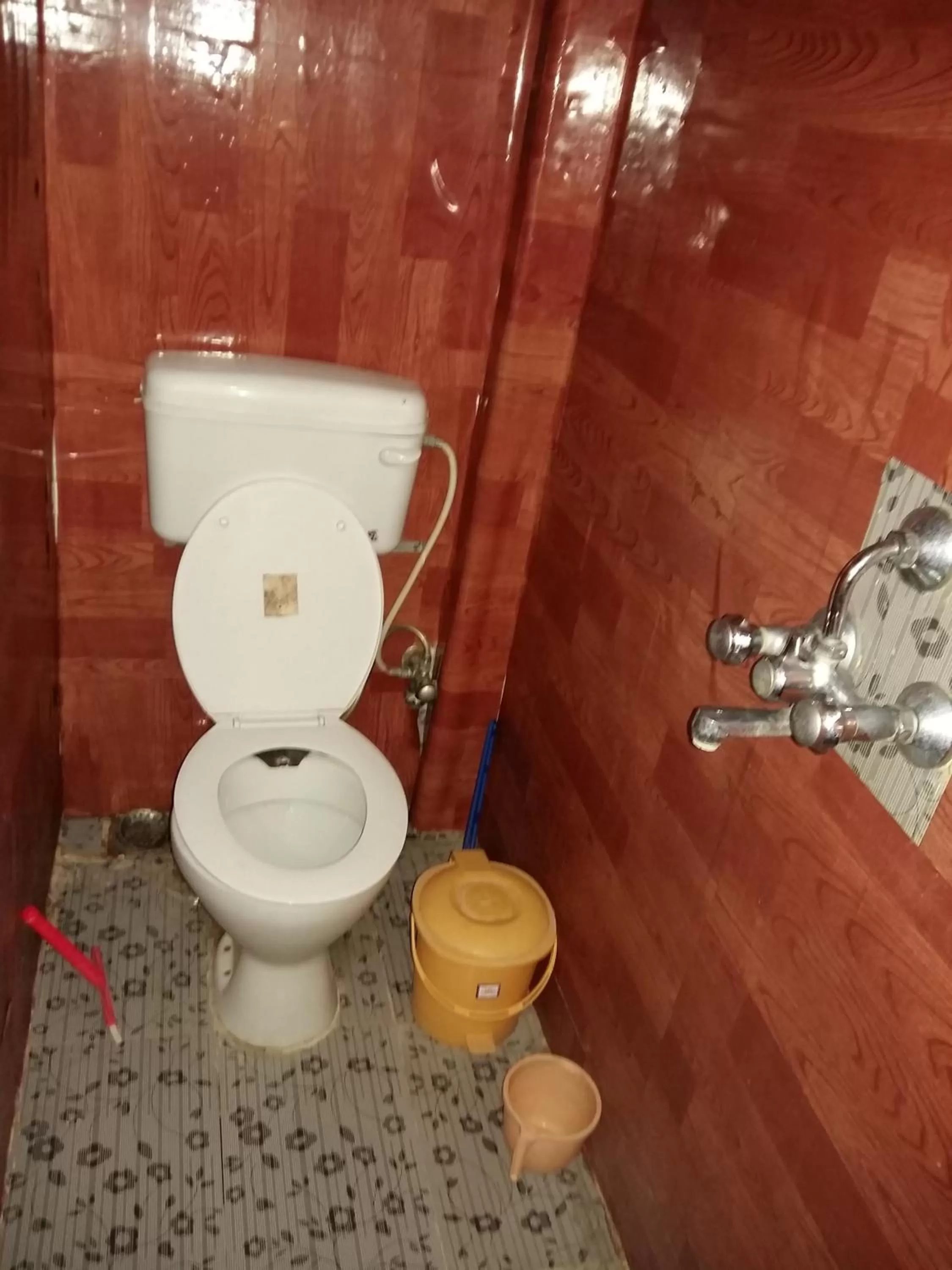 Shower in Somit Paying Guest House