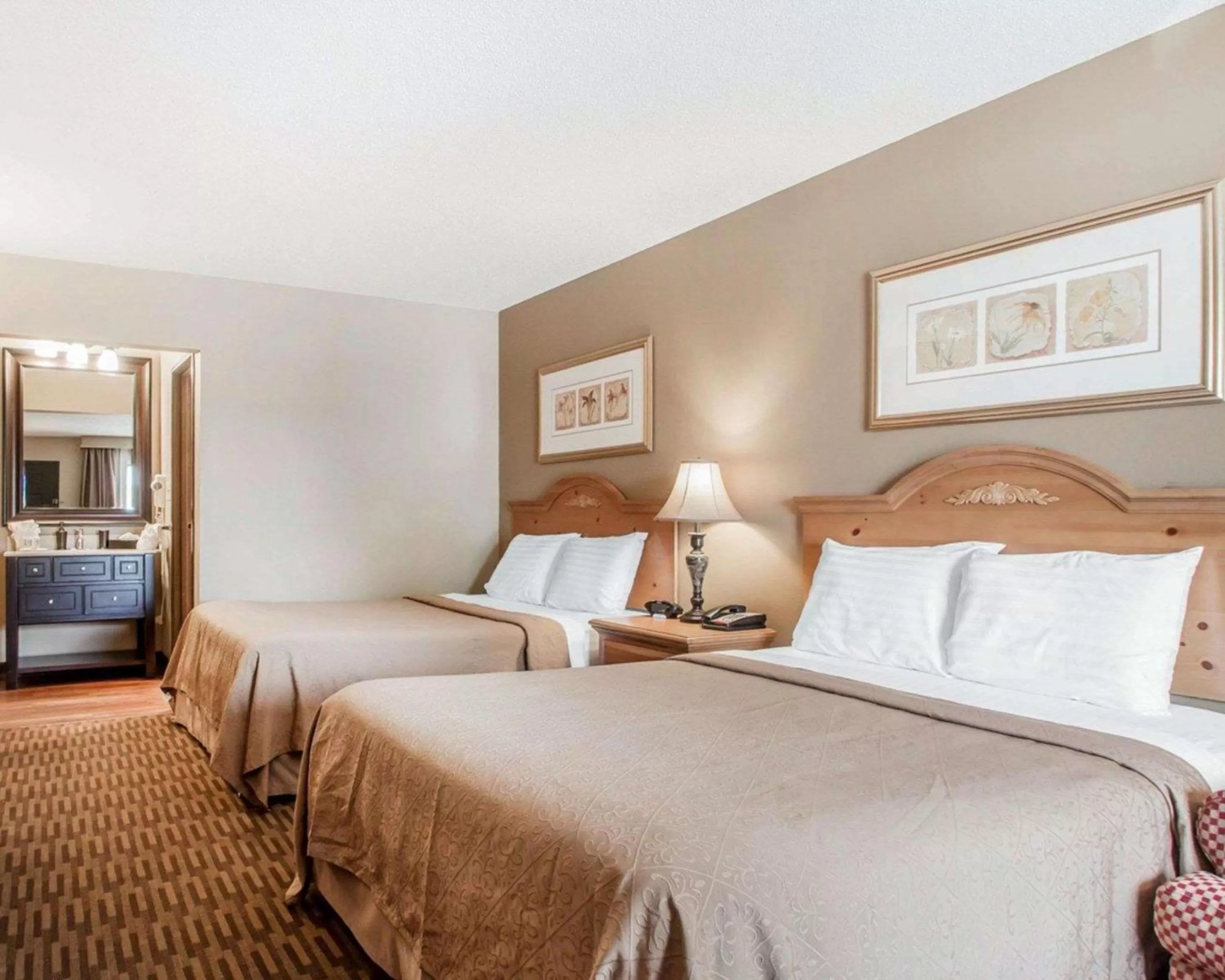 Photo of the whole room, Bed in Quality Inn US65 & E Battlefield Rd Springfield