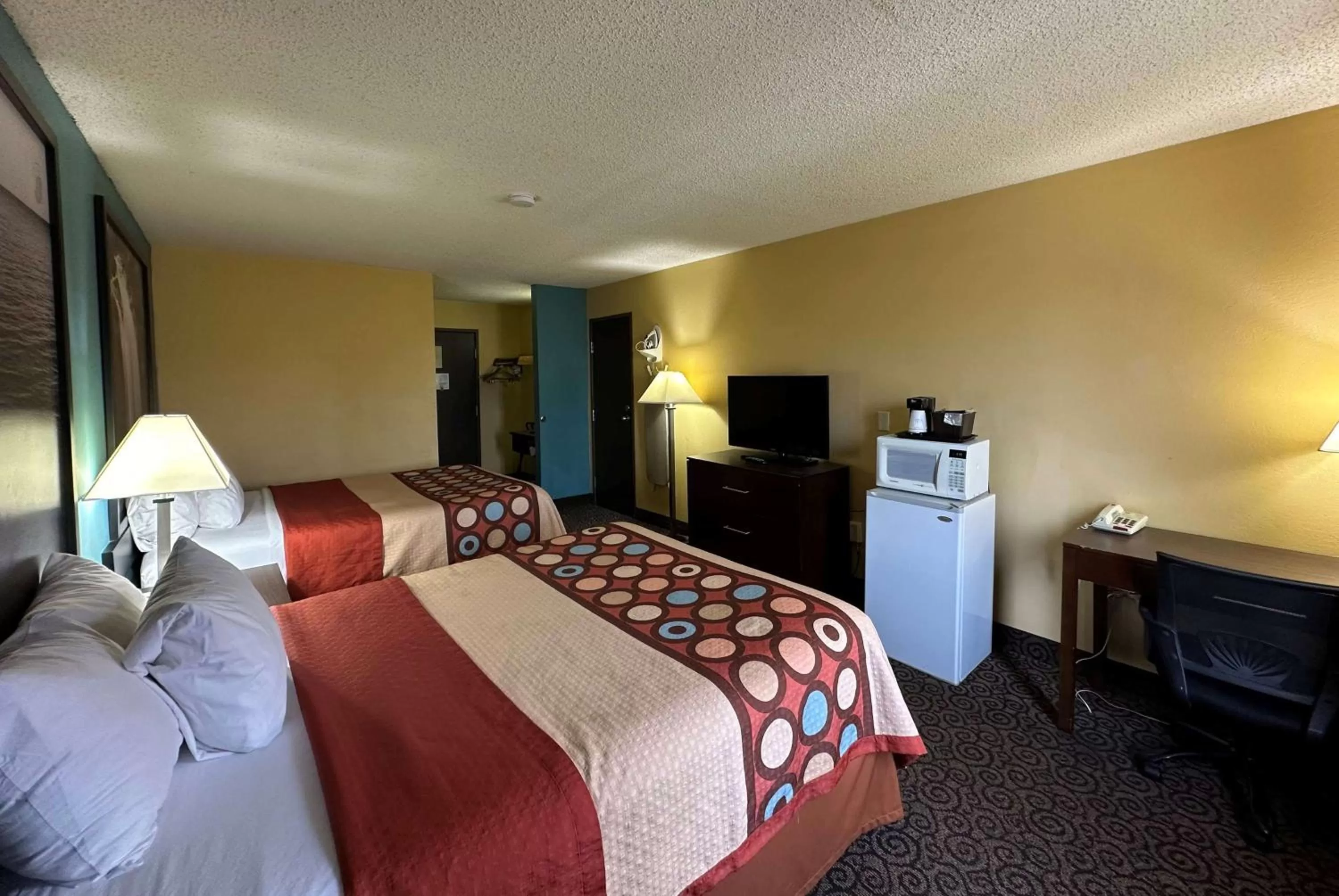 Photo of the whole room, Bed in Super 8 by Wyndham Appleton