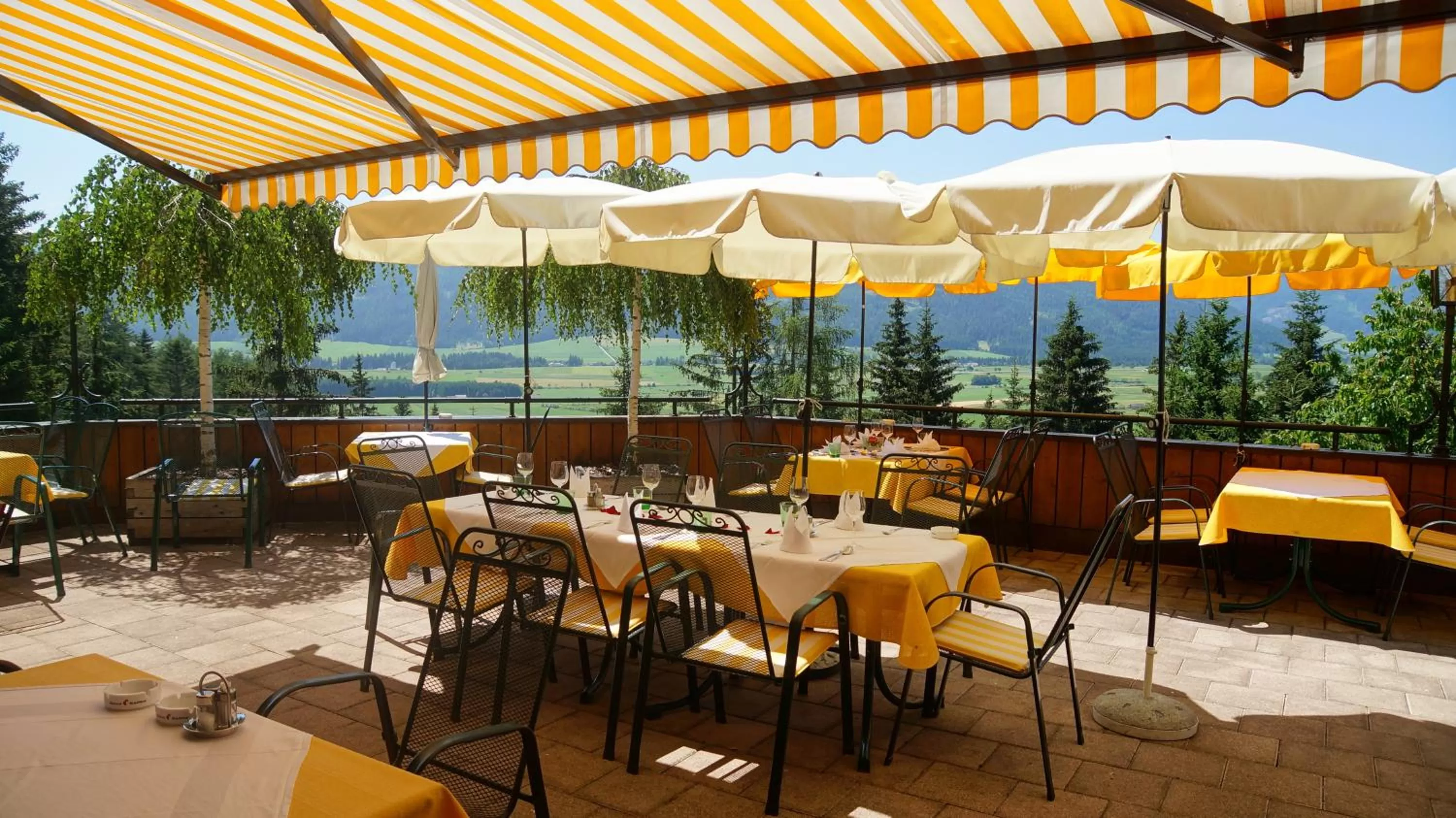 Restaurant/Places to Eat in Hotel Häuserl im Wald