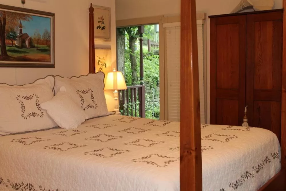 Bed in Hidden Springs Bed and Breakfast