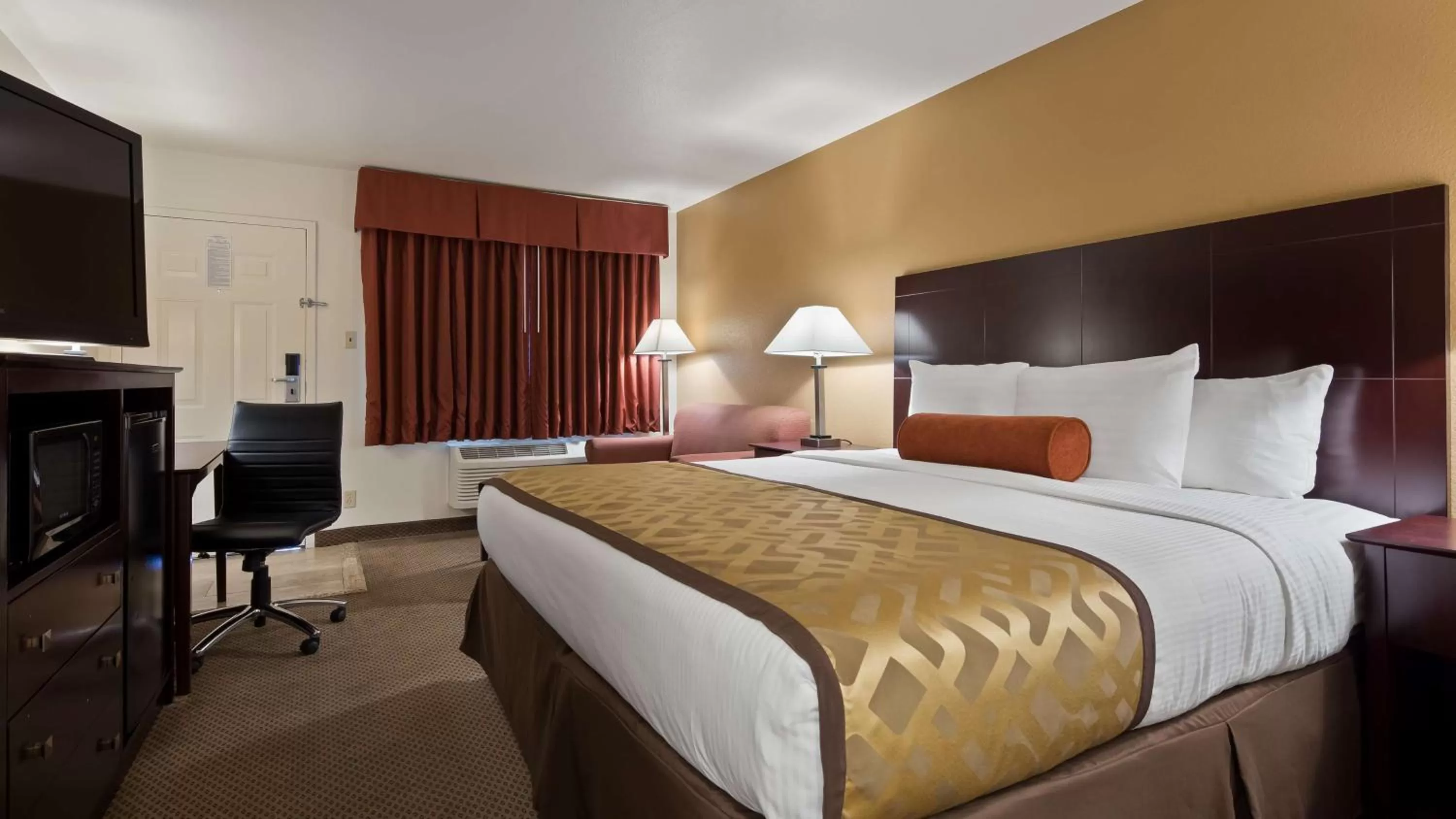 King Room with Roll-in Shower - Disability Access/Non-Smoking in Best Western Copper Hills Inn