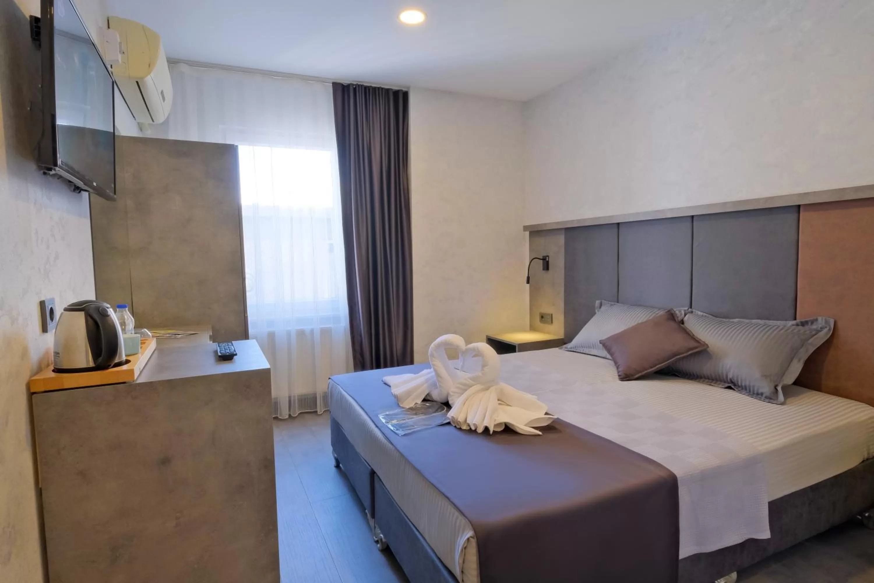 Bed in The Queen Hotel