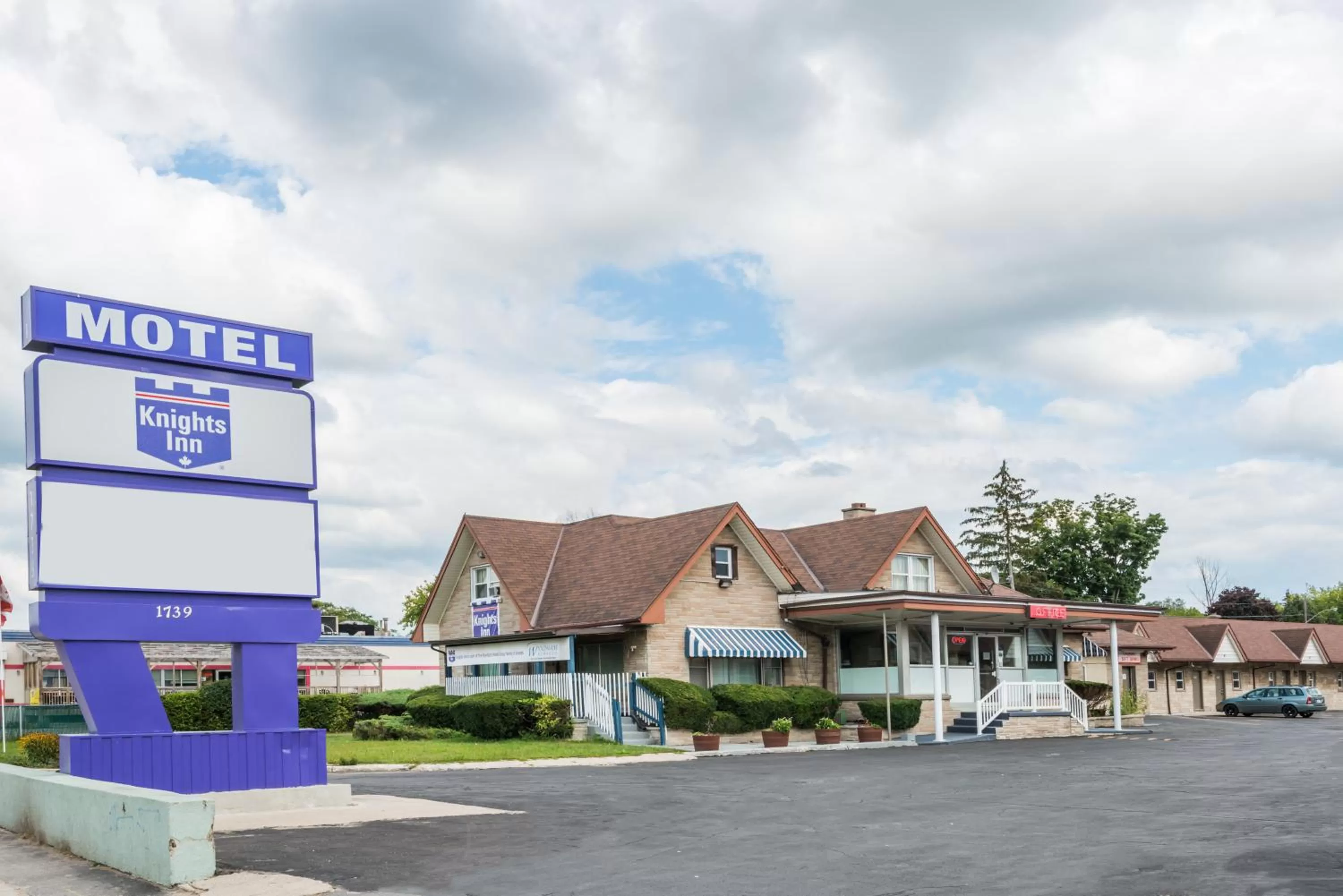 Property building in Knights Inn London Ontario
