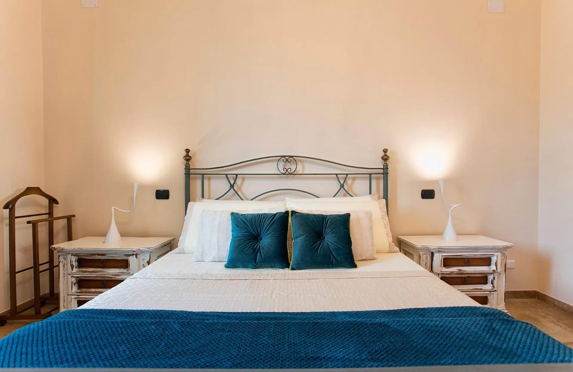 Bed in Villa Malvasio Pool and Jacuzzi Room Sassari