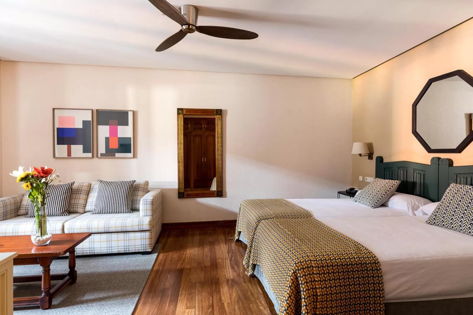 Photo of the whole room, Bed in Parador de Hondarribia