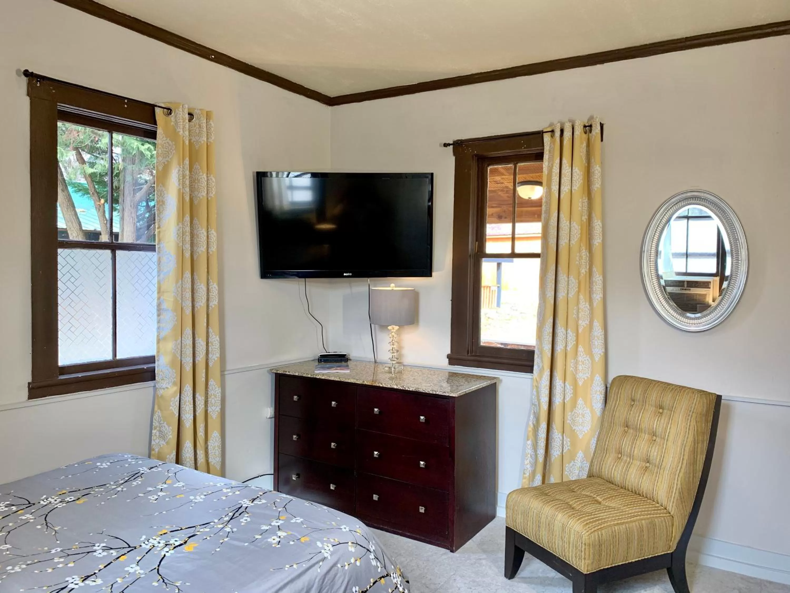 Communal lounge/ TV room, Bed in Spring Creek Hotel