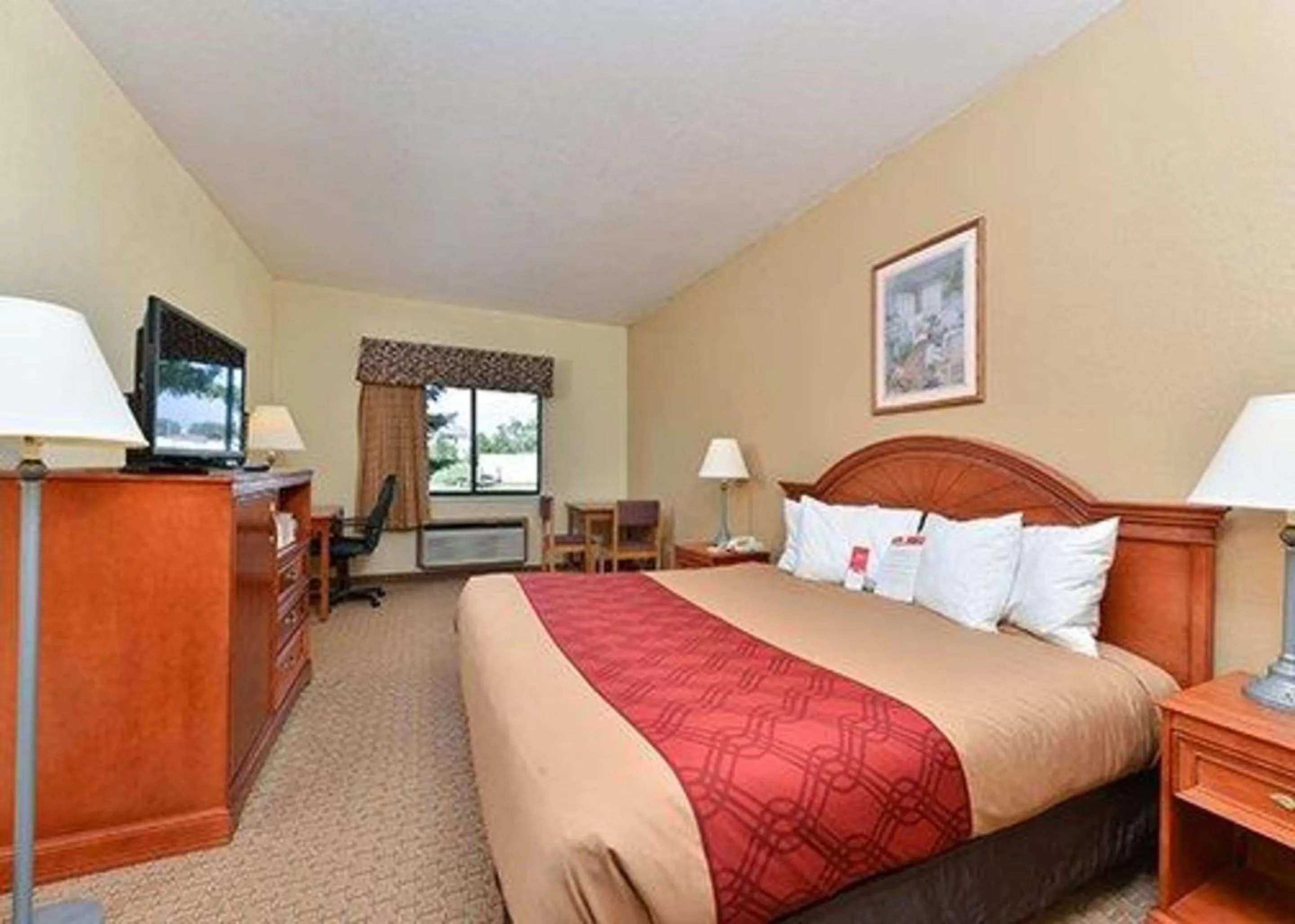 Photo of the whole room, Bed in Express Inn & suites