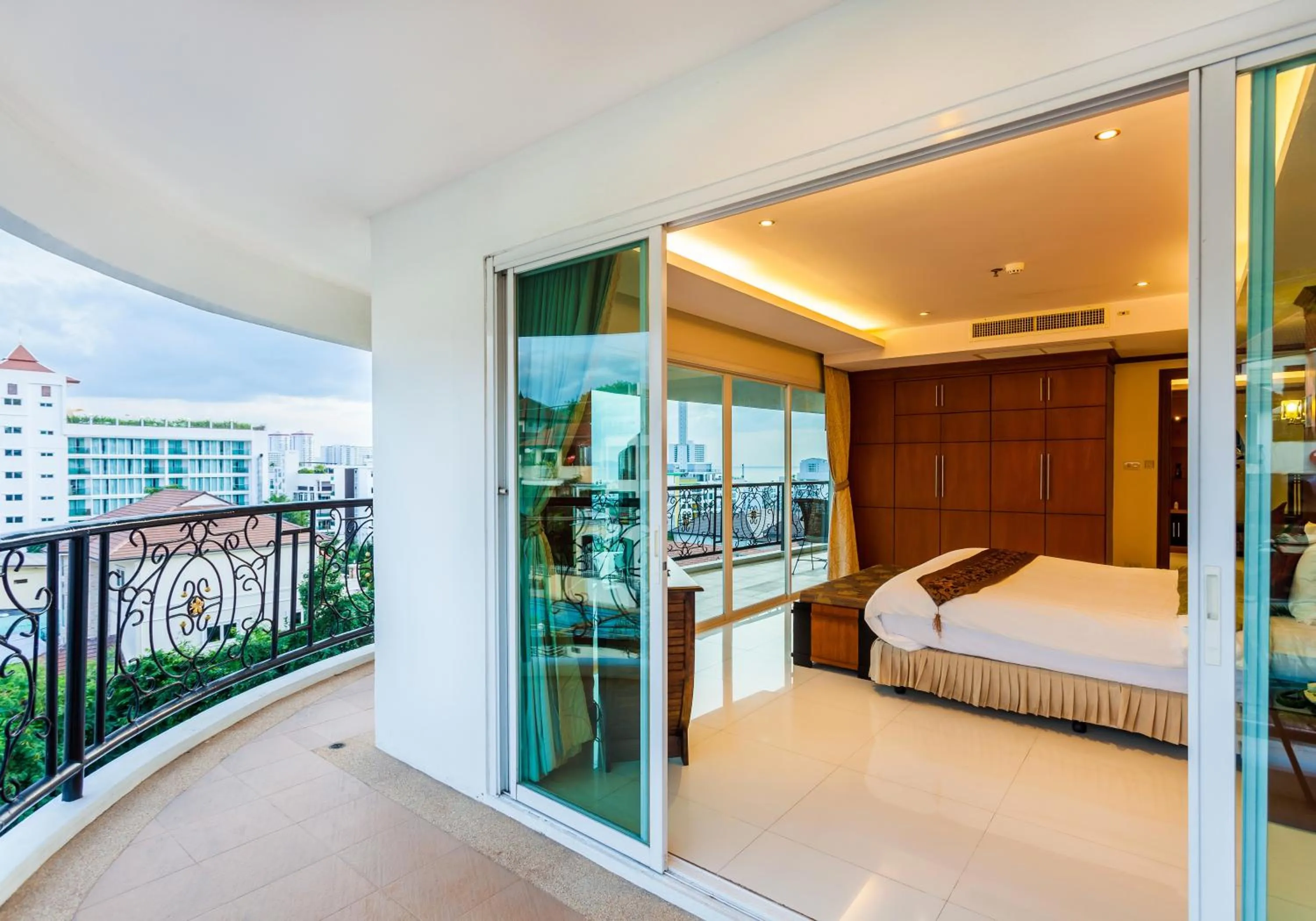 Balcony/Terrace, Bed in Tara Court Hotel