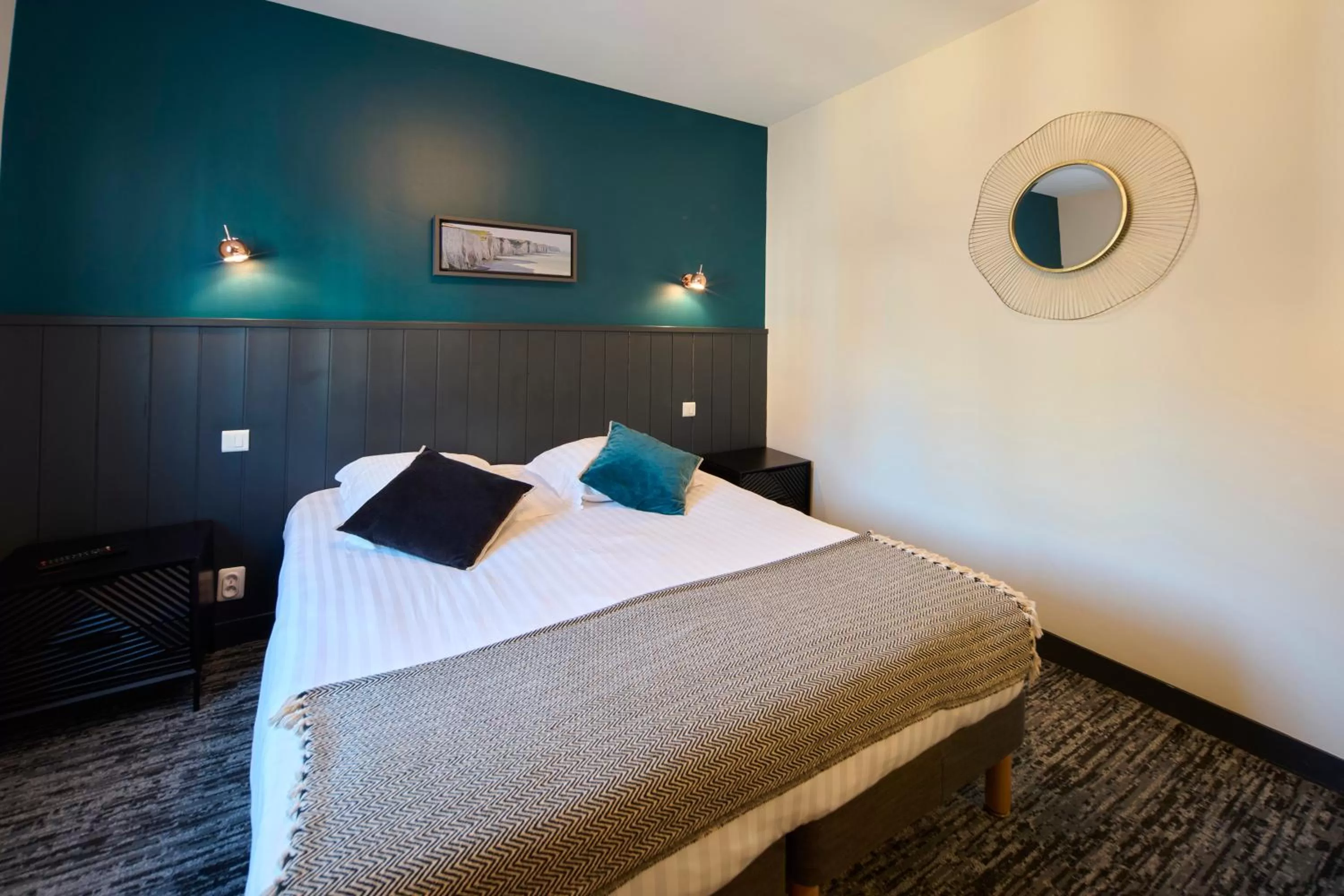 Property building, Bed in The Originals Boutique, Hôtel La Colonne de Bronze, Saint-Valéry-sur-Somme