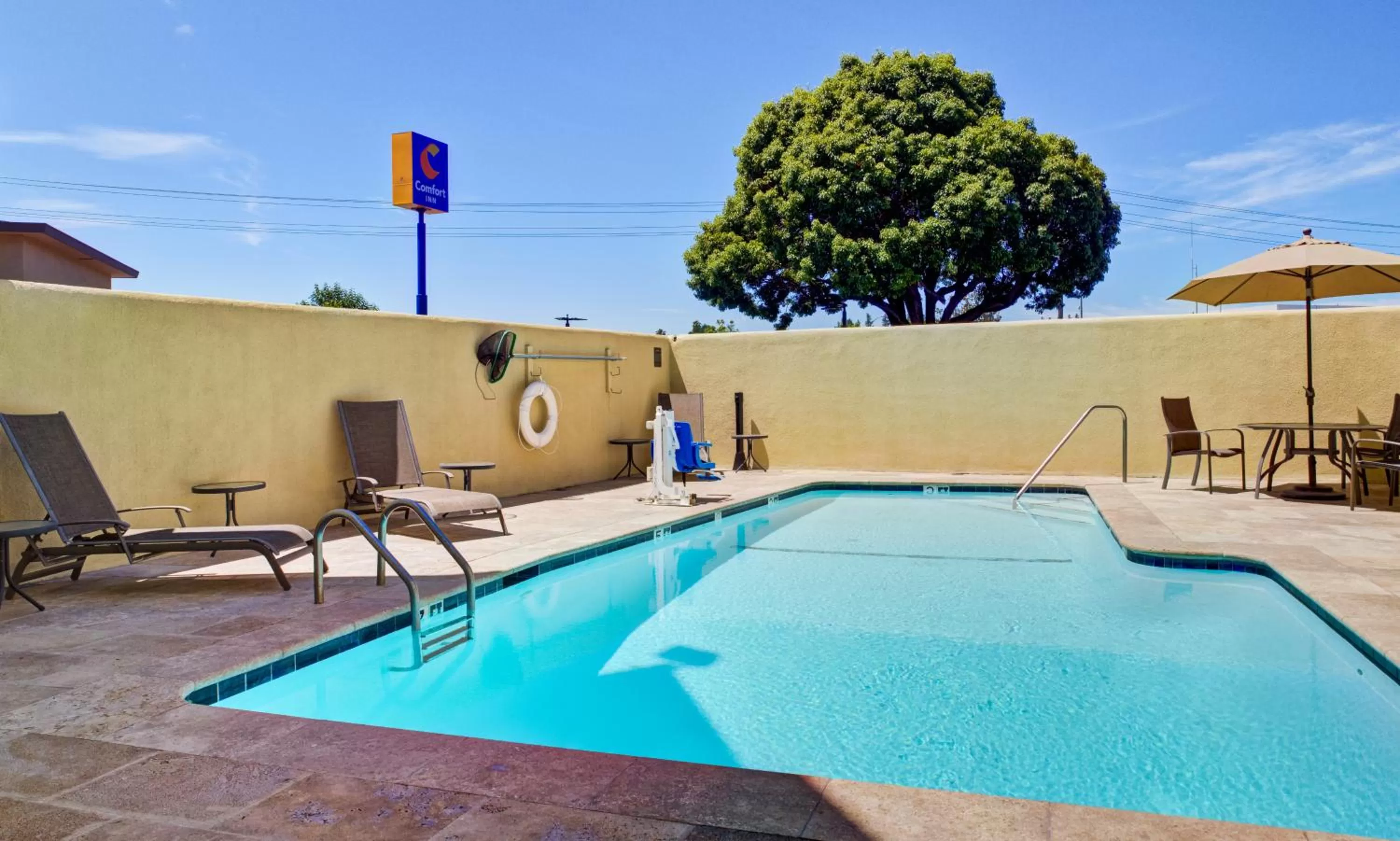 Swimming pool in Comfort Inn Sunnyvale - Silicon Valley