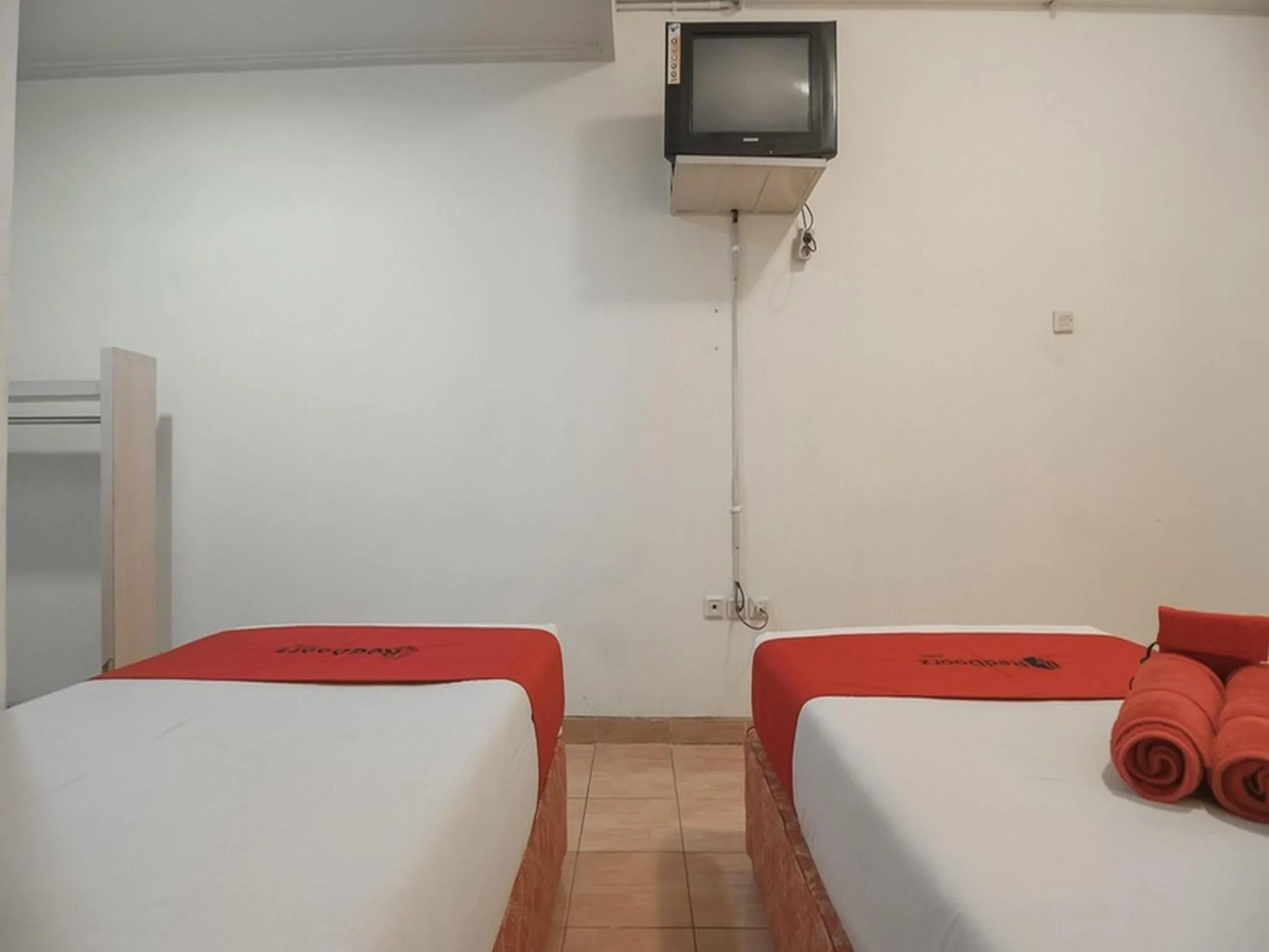 Bedroom, Bed in RedDoorz @ Buah Batu 3