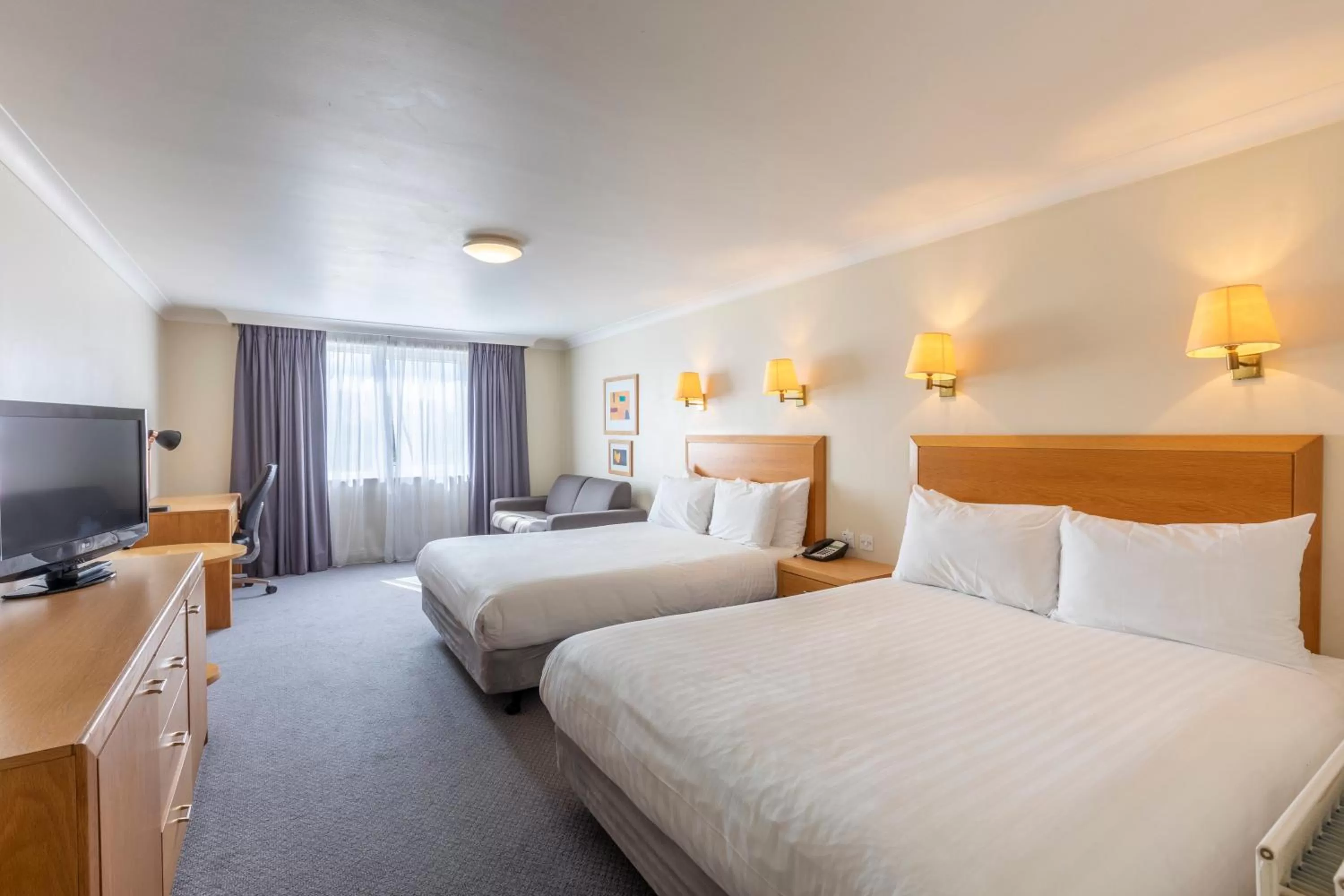 Photo of the whole room, Bed in Holiday Inn Basildon by IHG