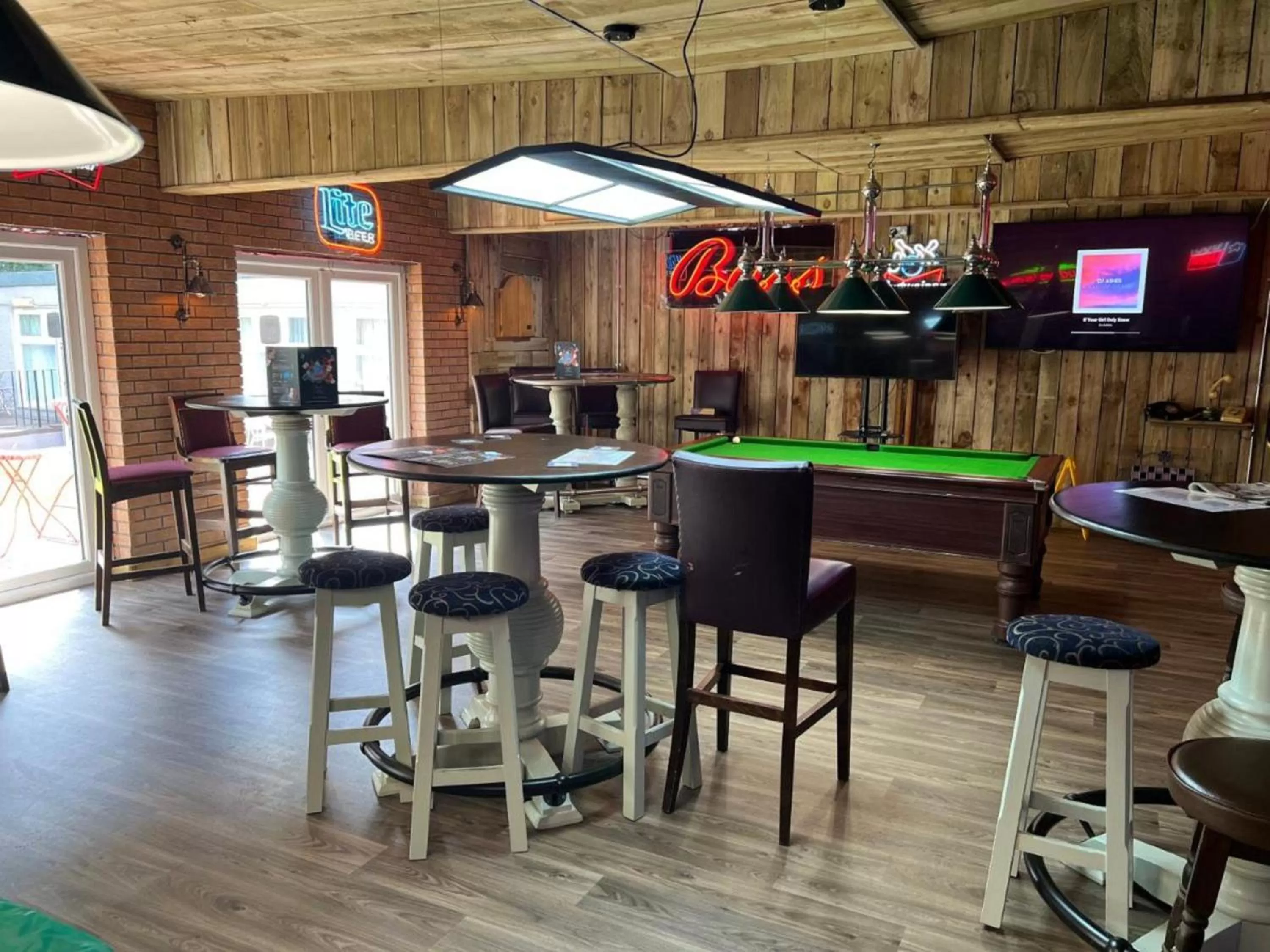 Restaurant/places to eat in Hatters Hotel