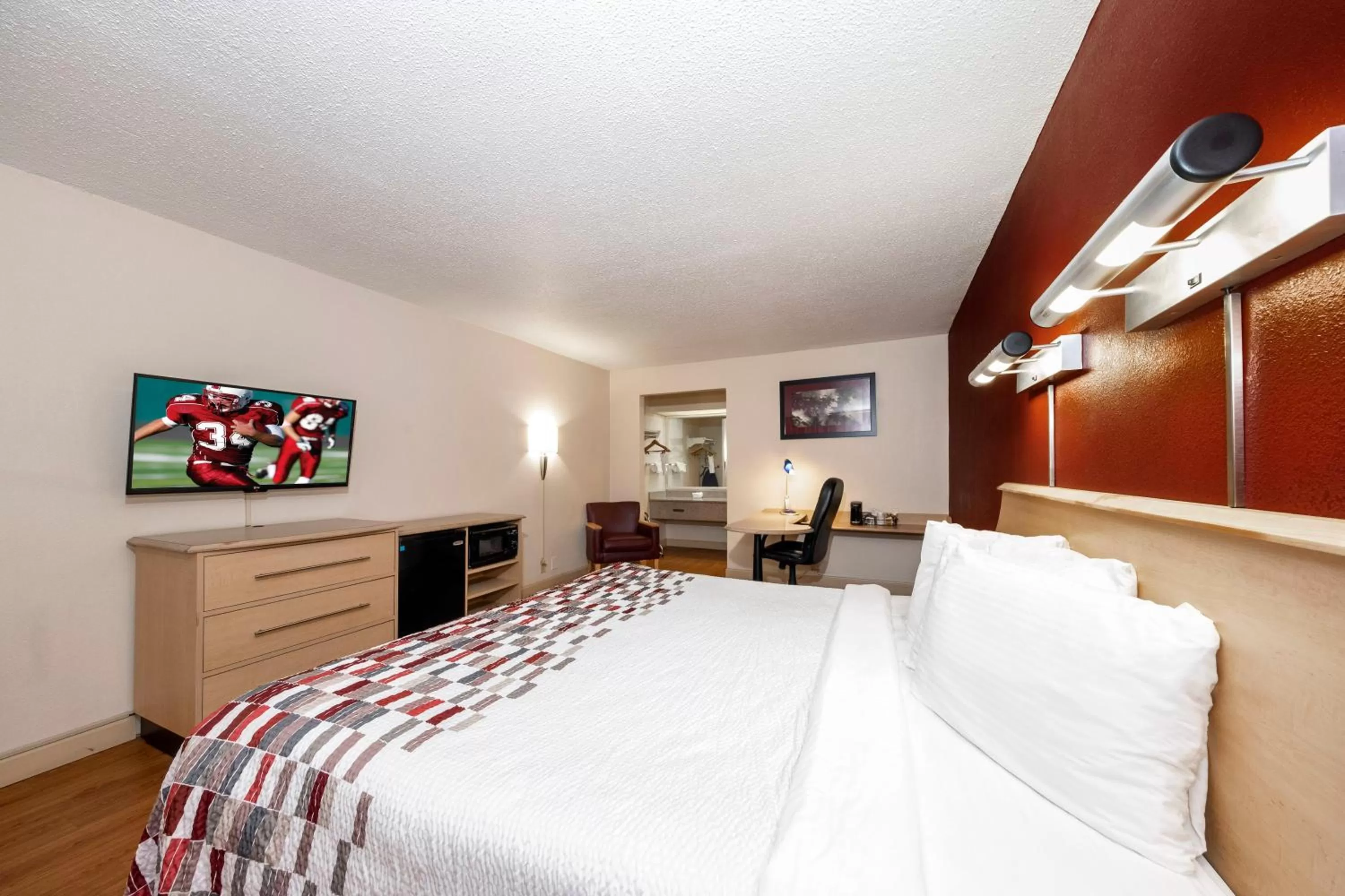 Bedroom, Bed in Red Roof Inn & Suites Wytheville