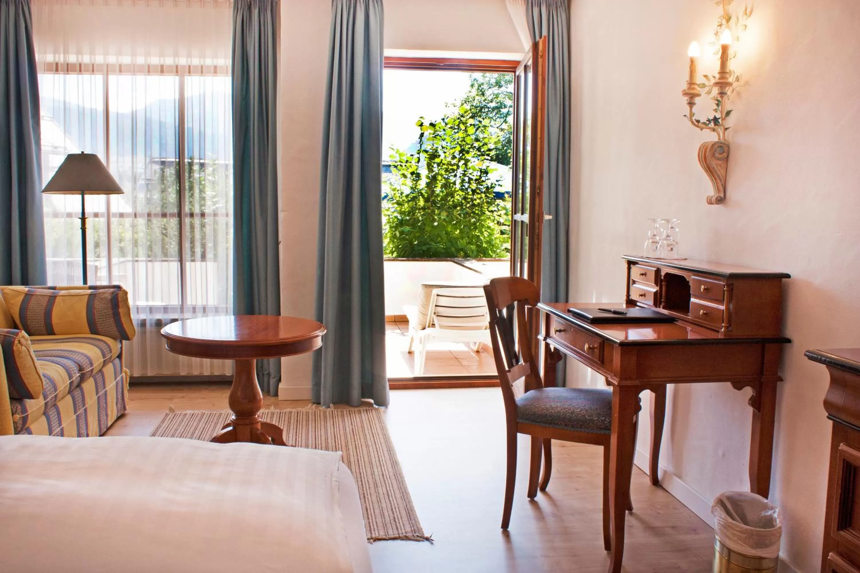 Photo of the whole room, Bed in Hotel Bayerischer Hof