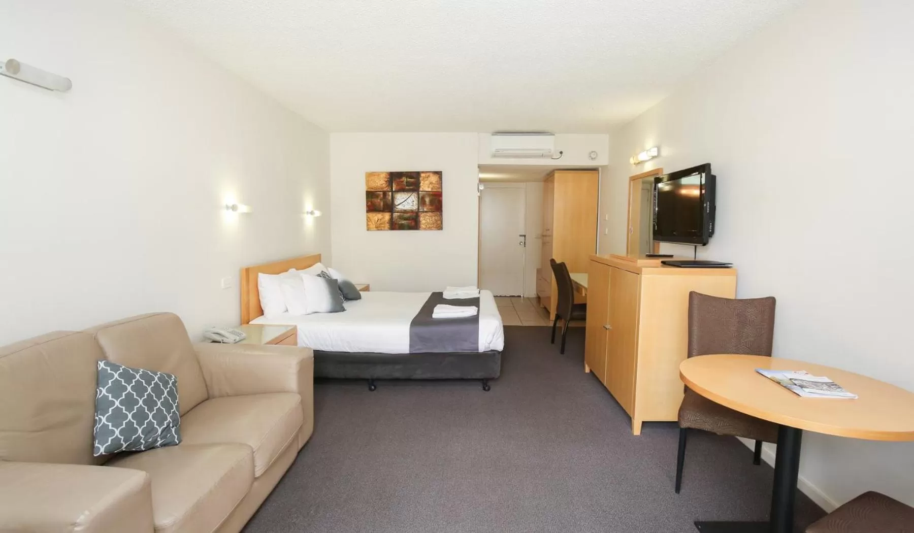 Photo of the whole room, Bed in Sandors Motor Inn