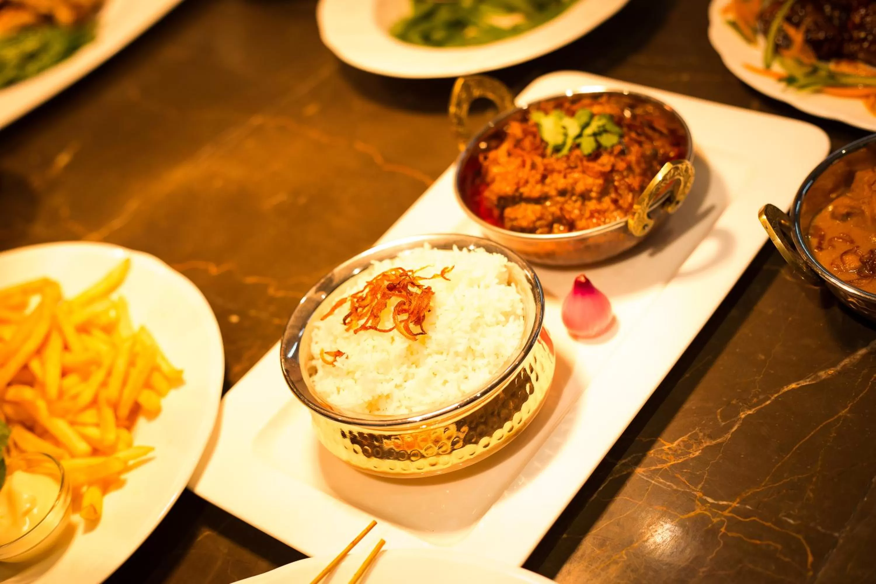 Restaurant/places to eat in Lakeshore Banani