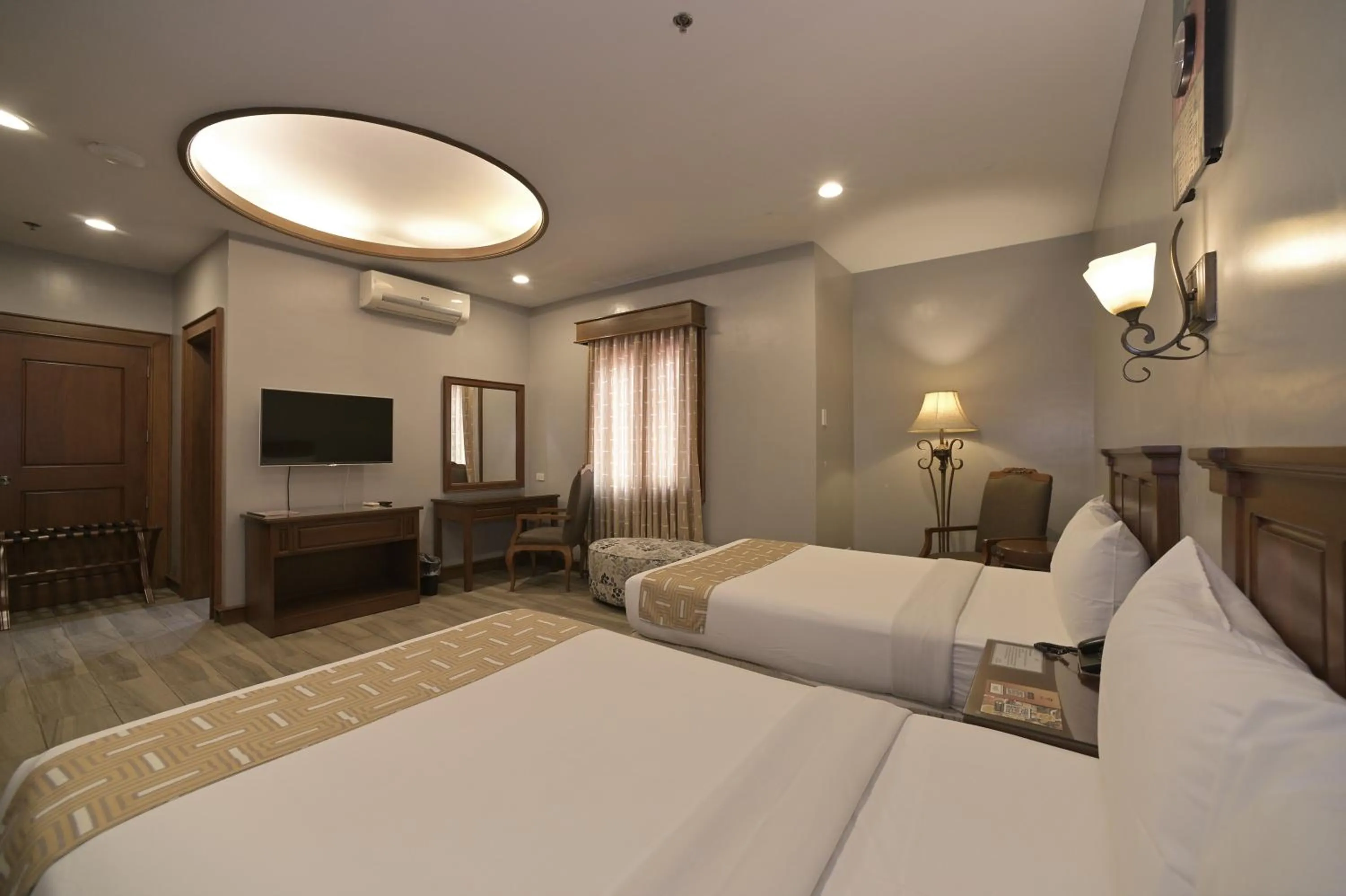 Bedroom, Bed in Paragon Hotel and Suites