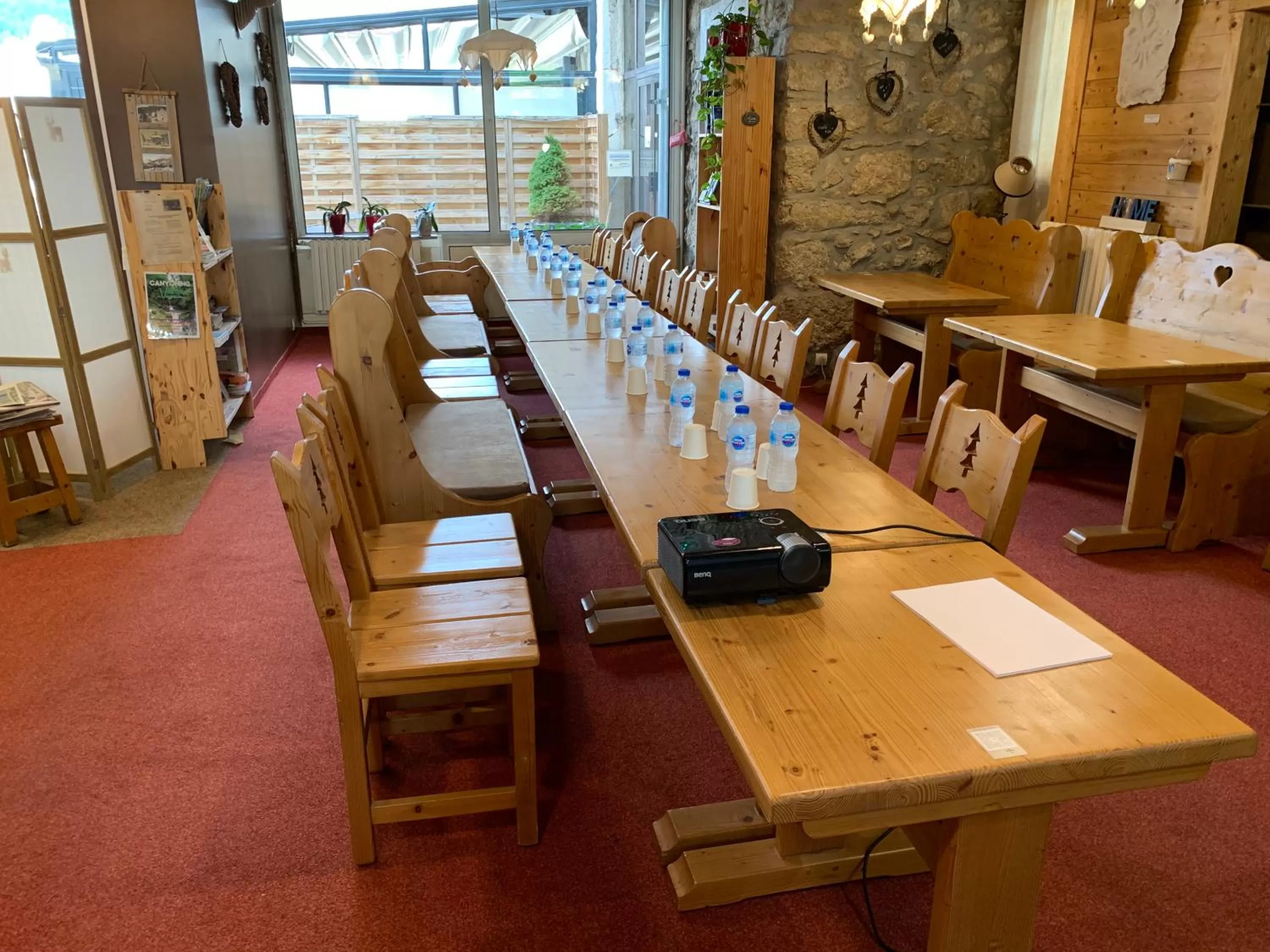 Communal lounge/ TV room in Hôtel Le Dauphin