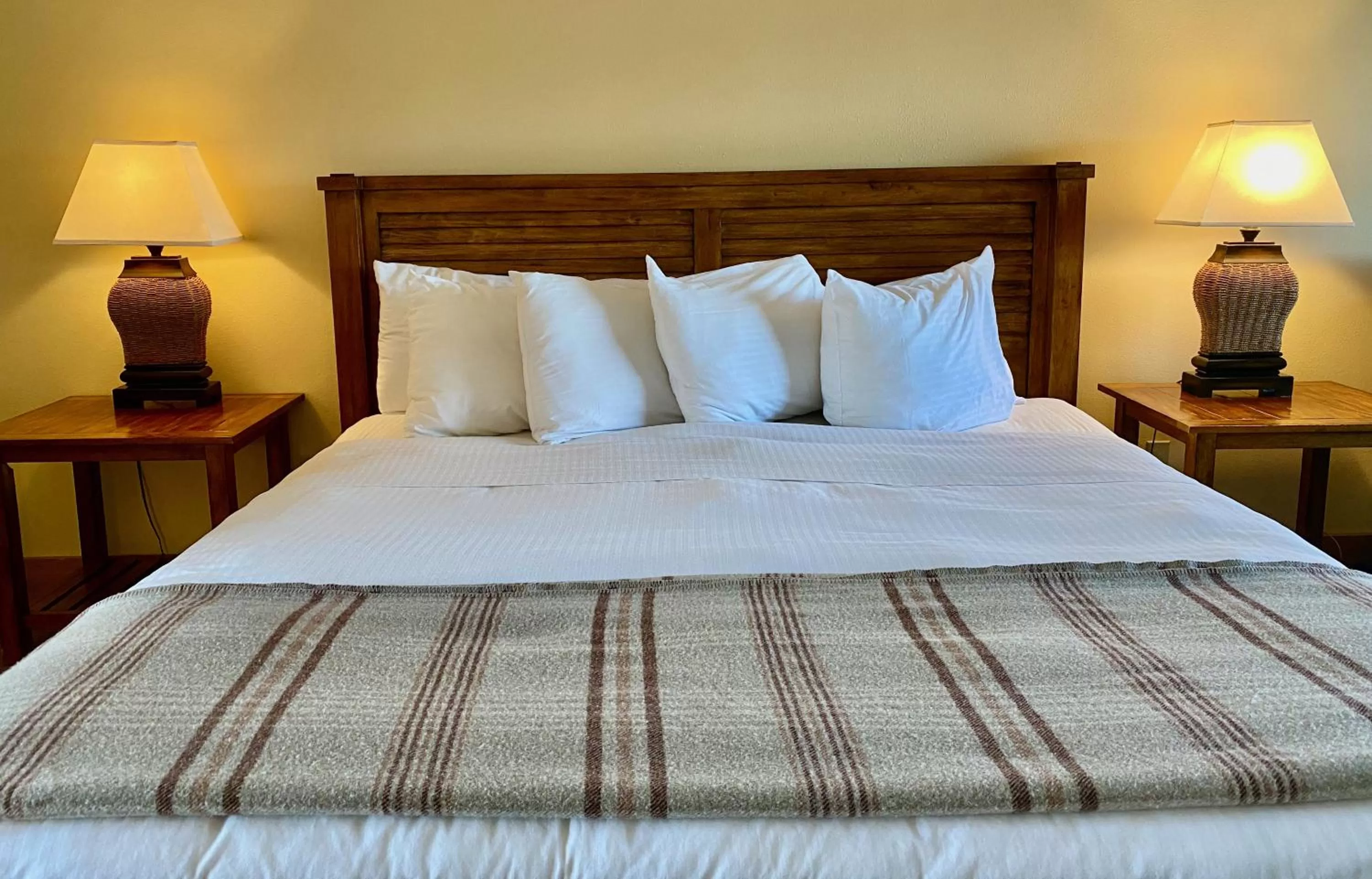 Bed in Cousin's Country Inn