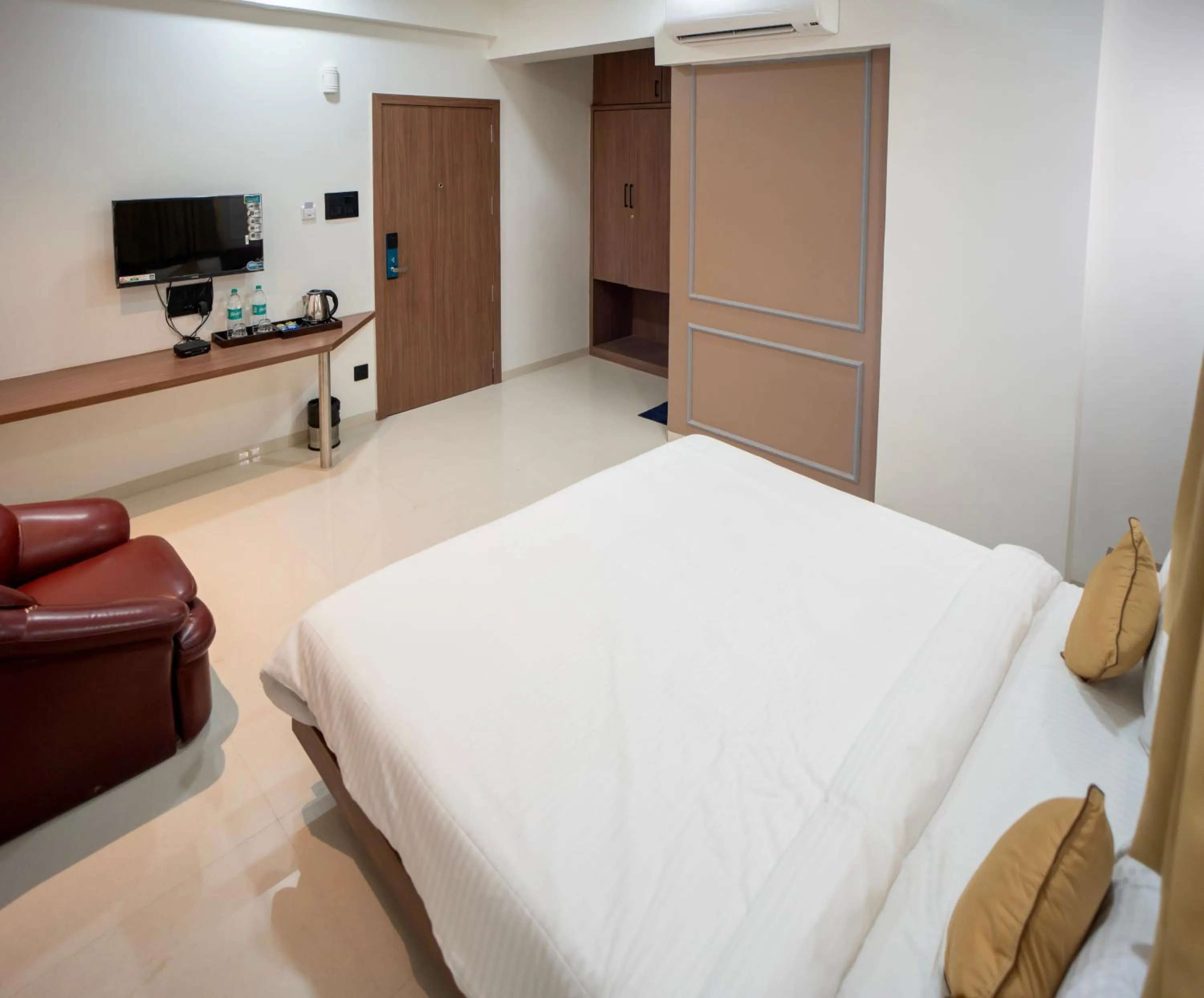 Communal lounge/ TV room, Bed in Hotel Oberon