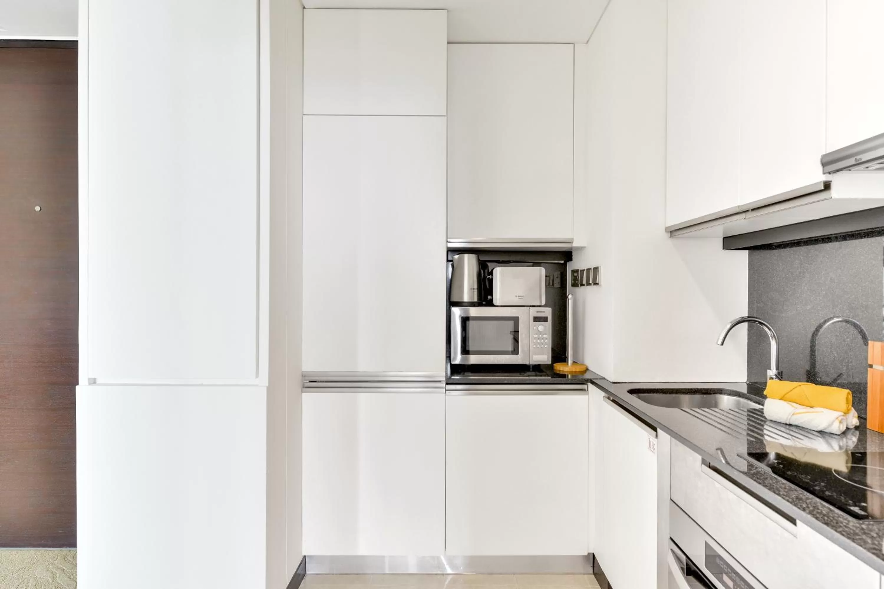 Kitchen or kitchenette in Emaar Residences Dubai Marina by Qstay - formerly Address Dubai Marina