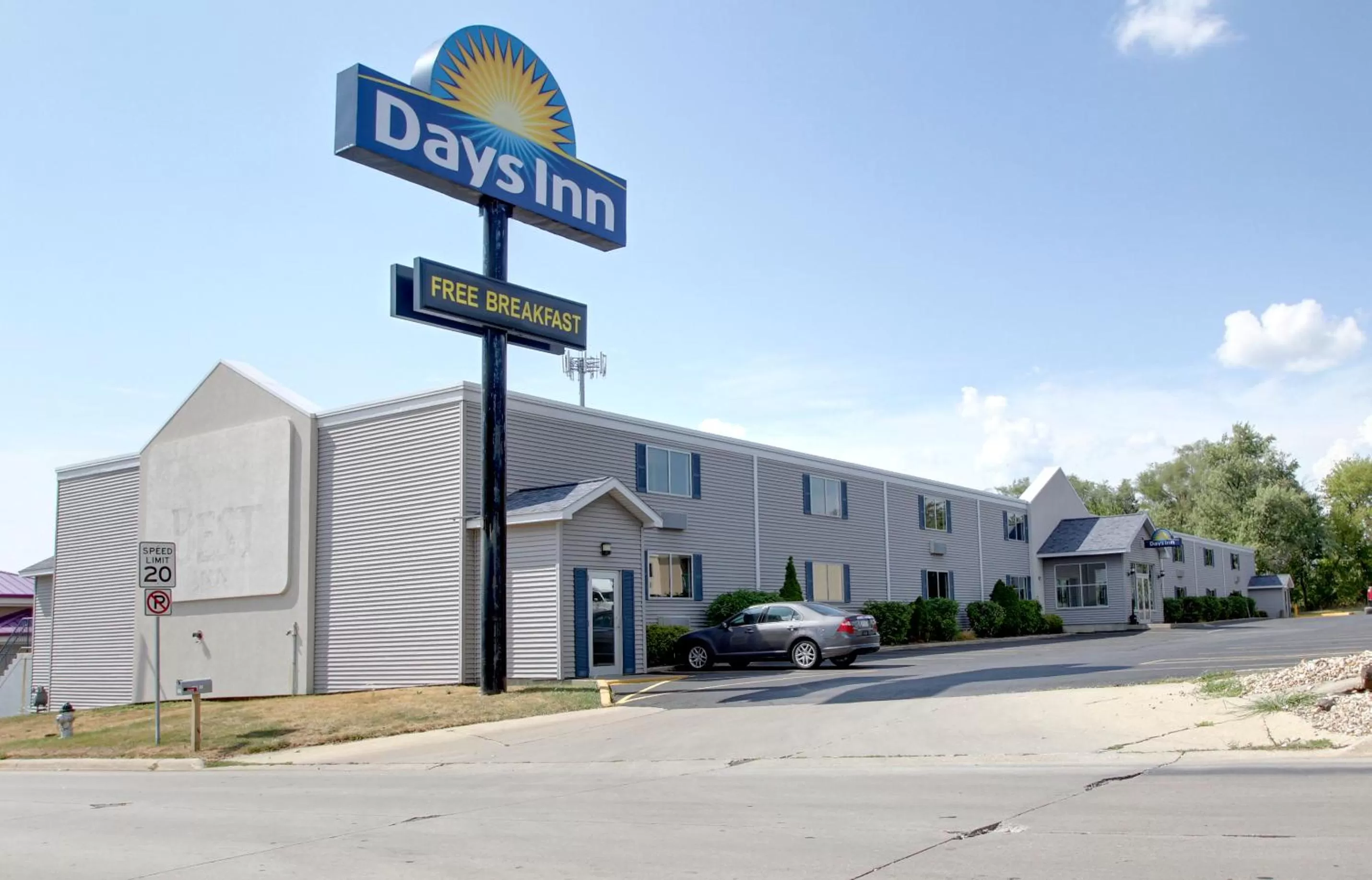 Facade/entrance in Days Inn by Wyndham Cedar Falls- University Plaza