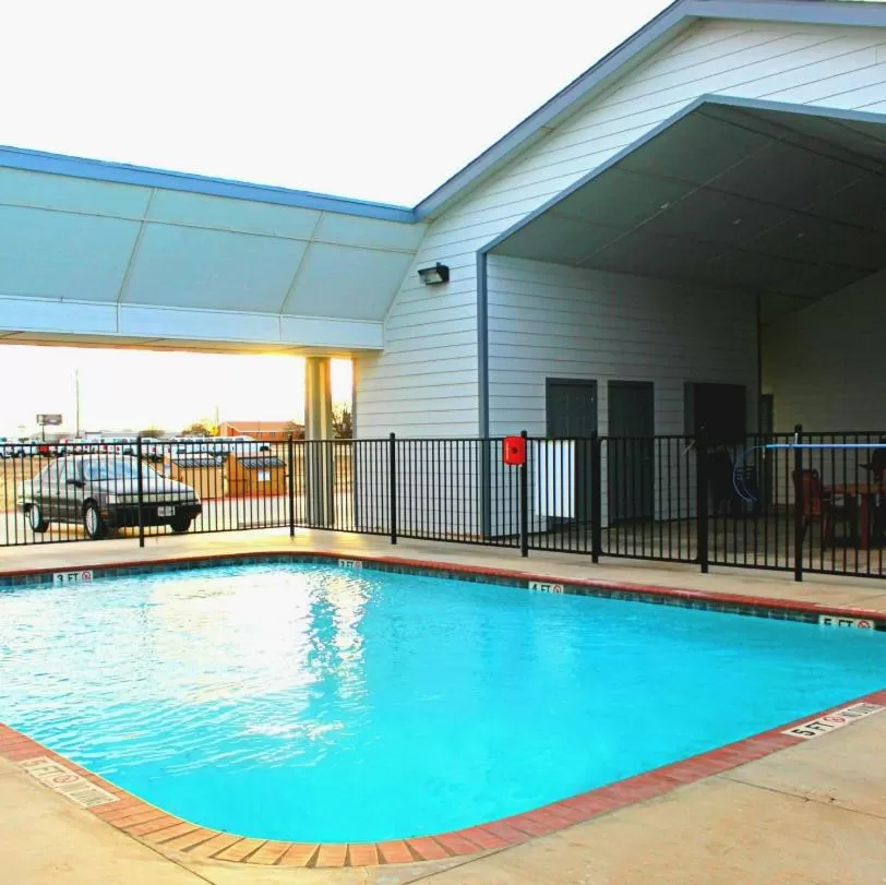 Swimming pool in Southern Inn & Suites Lamesa