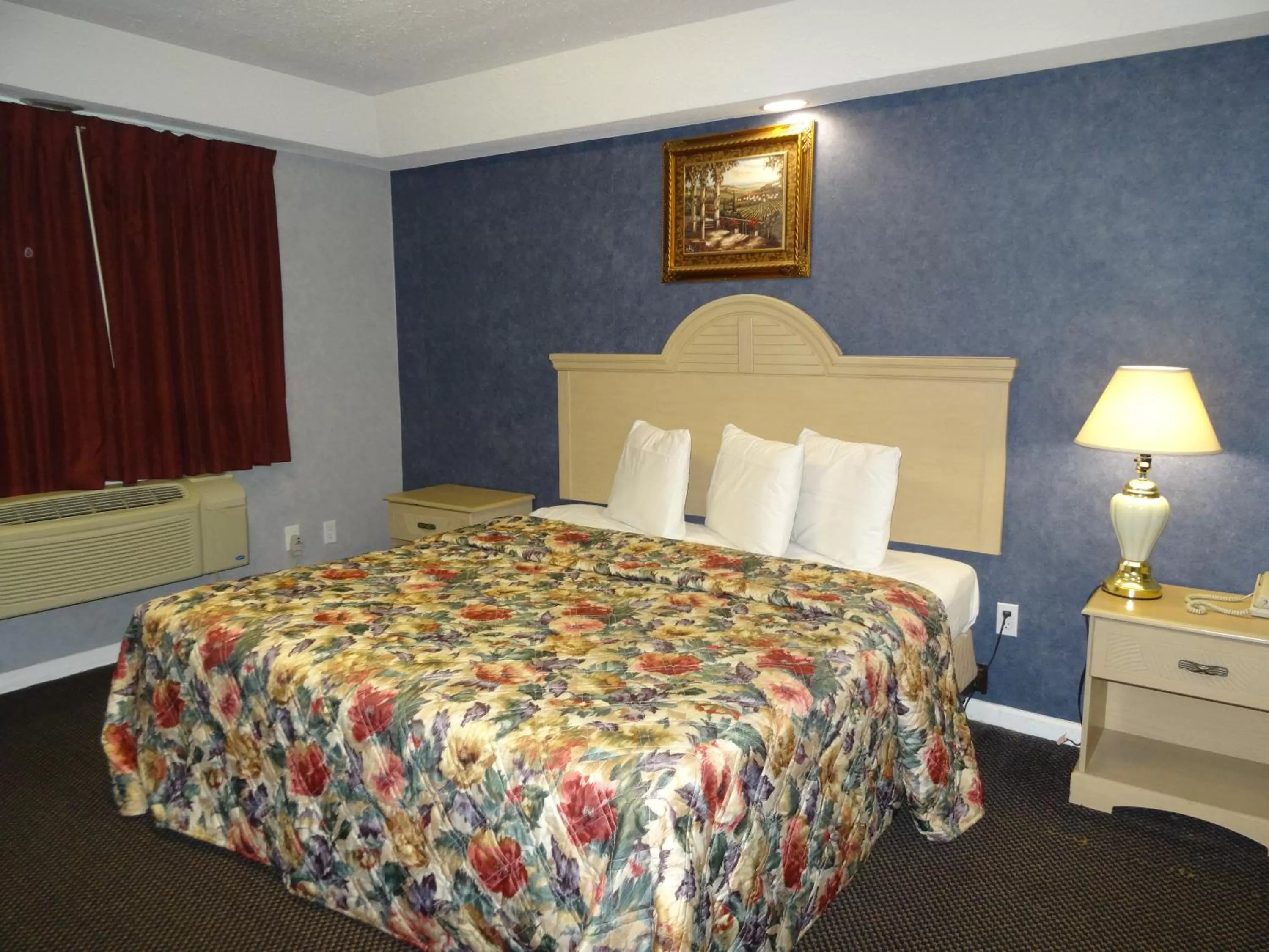 Bed in Village Inn & Suites - Smithville
