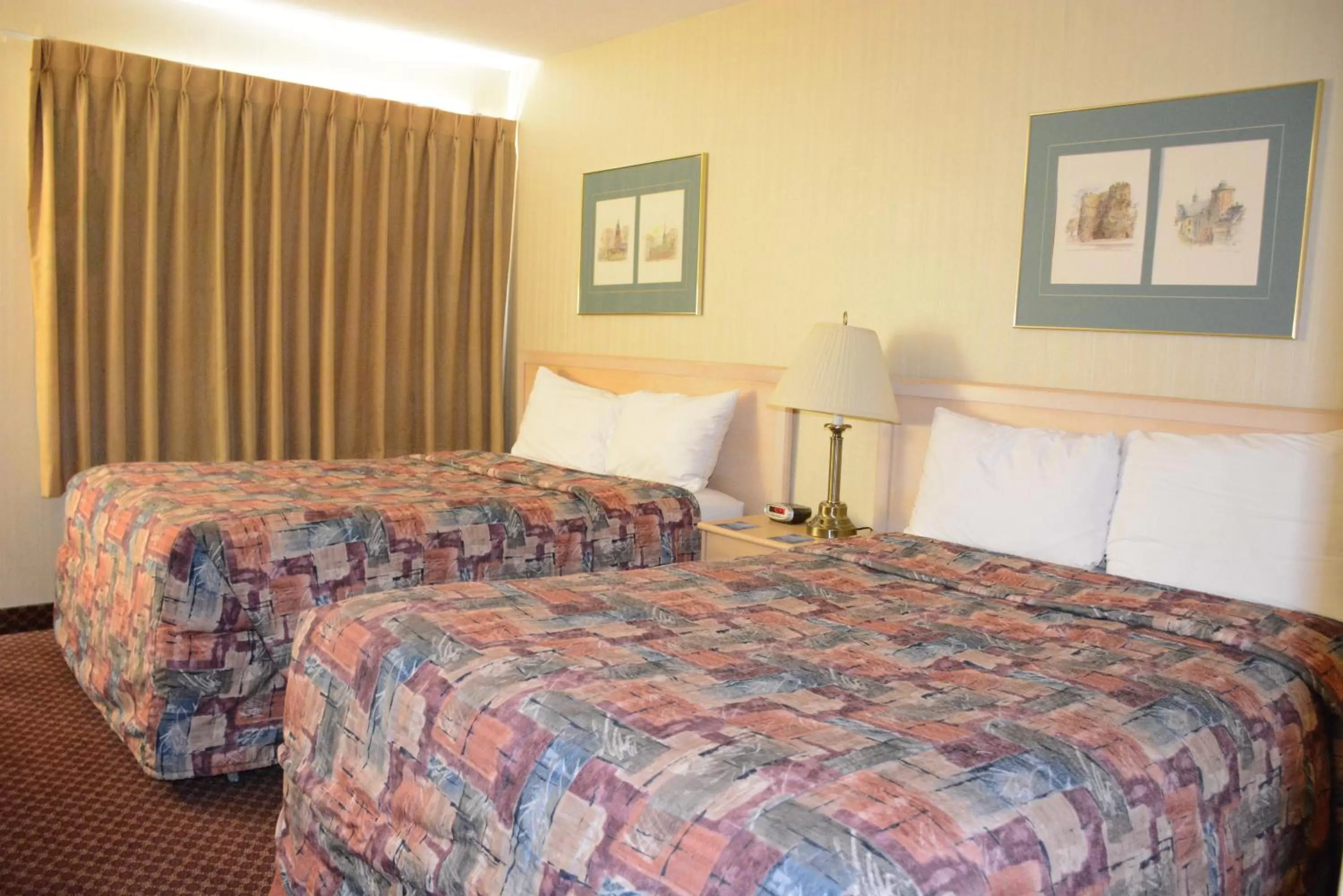Photo of the whole room, Bed in Travelodge by Wyndham Lethbridge