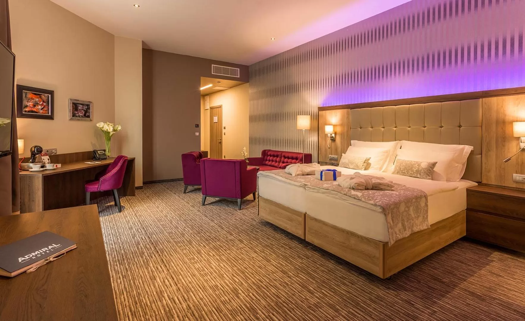 Shower, Bed in Admiral Hotel