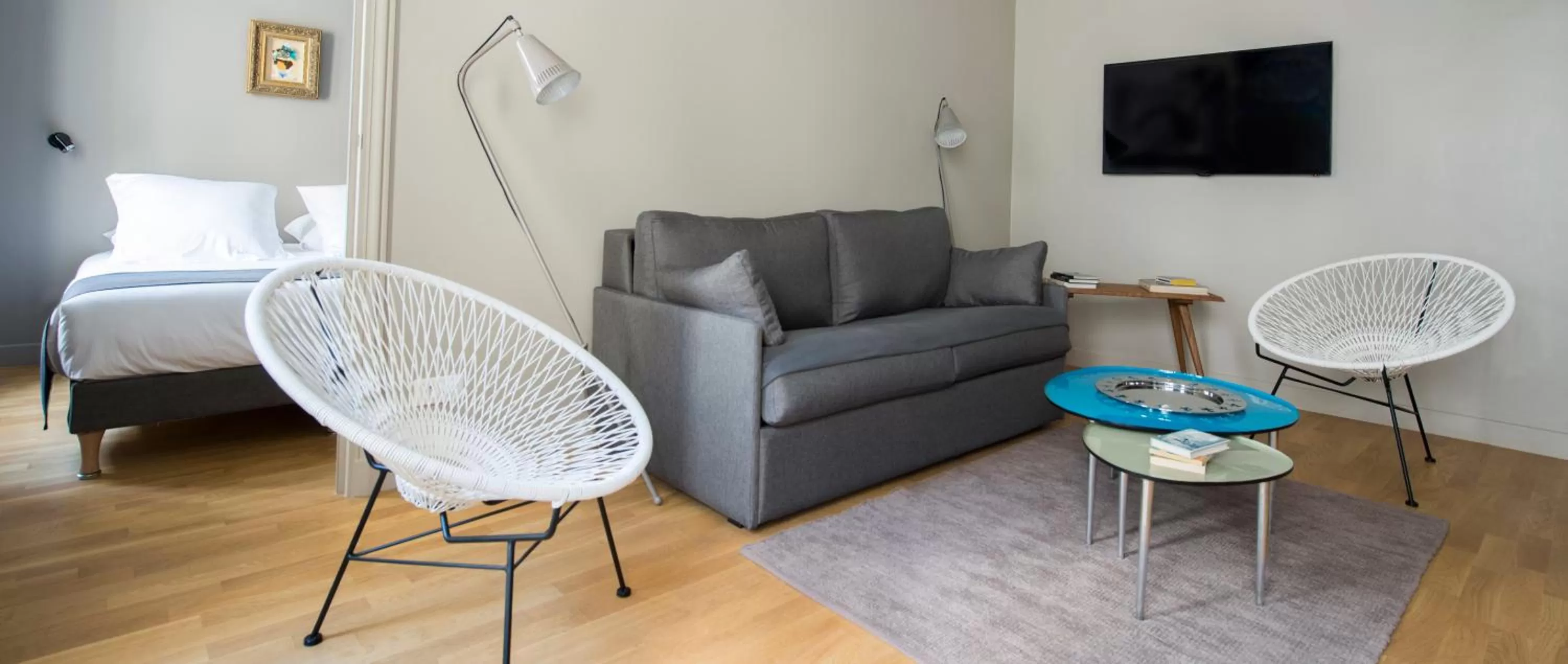 Kitchen or kitchenette, Bed in Hôtel Helzear Champs-Elysées