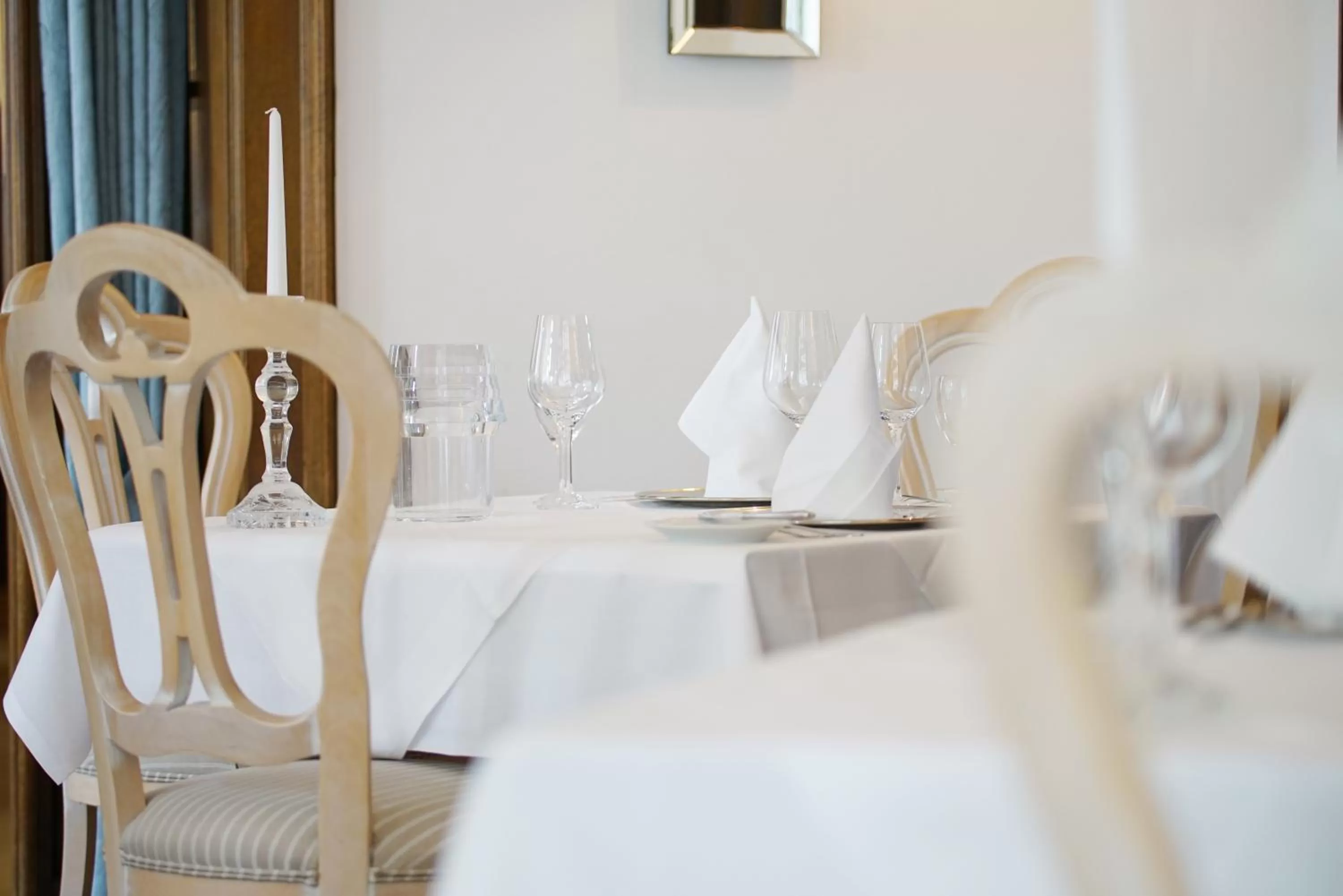 Seating area, Bed in Höhen Hotel Viersen