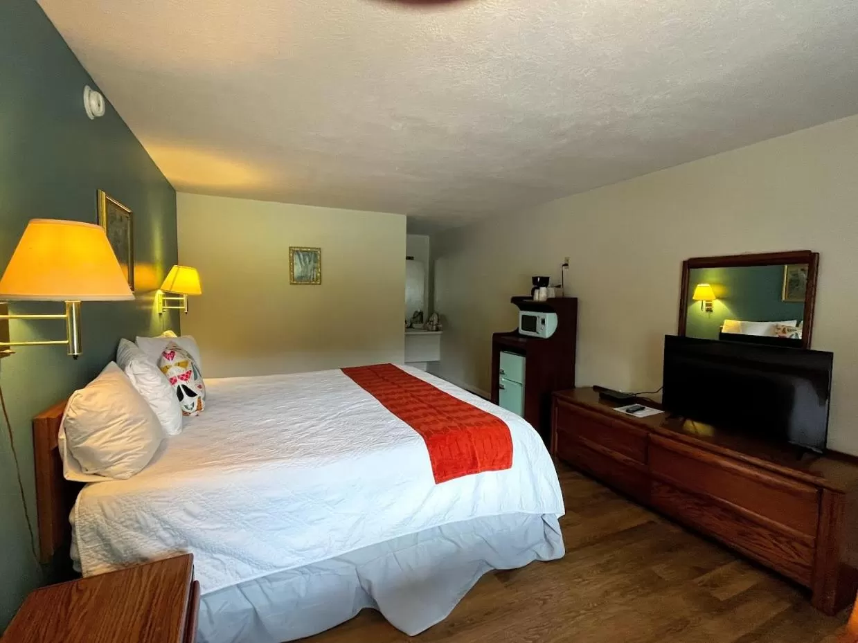 Meadowlark Motel with Restaurant & Bar