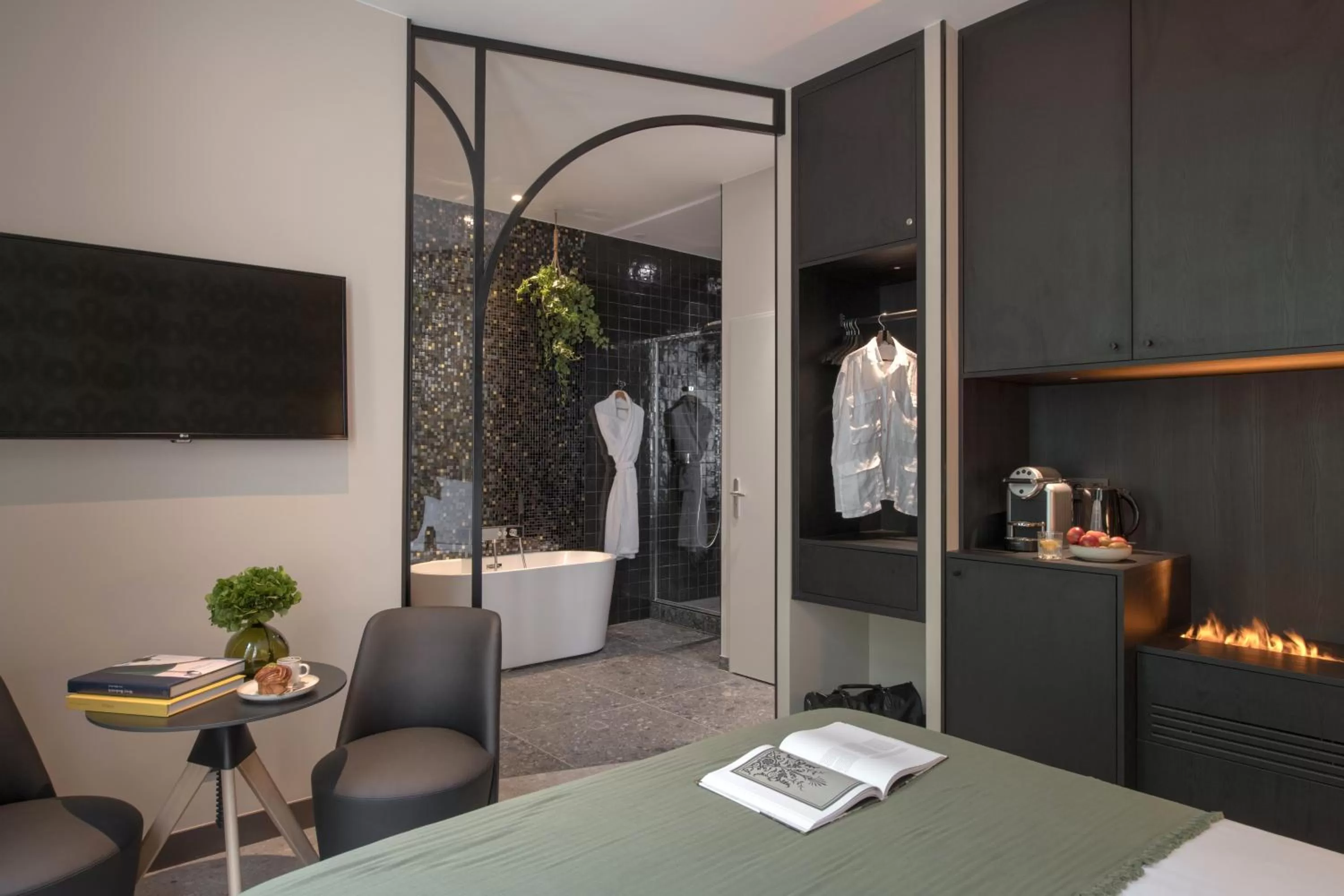 Shower, TV/Entertainment Center in MiHotel Sala