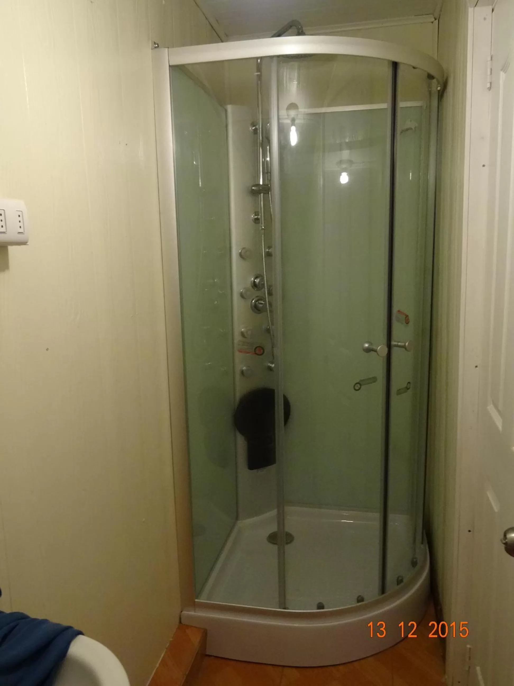 Shower, Bathroom in Hostal Triwe