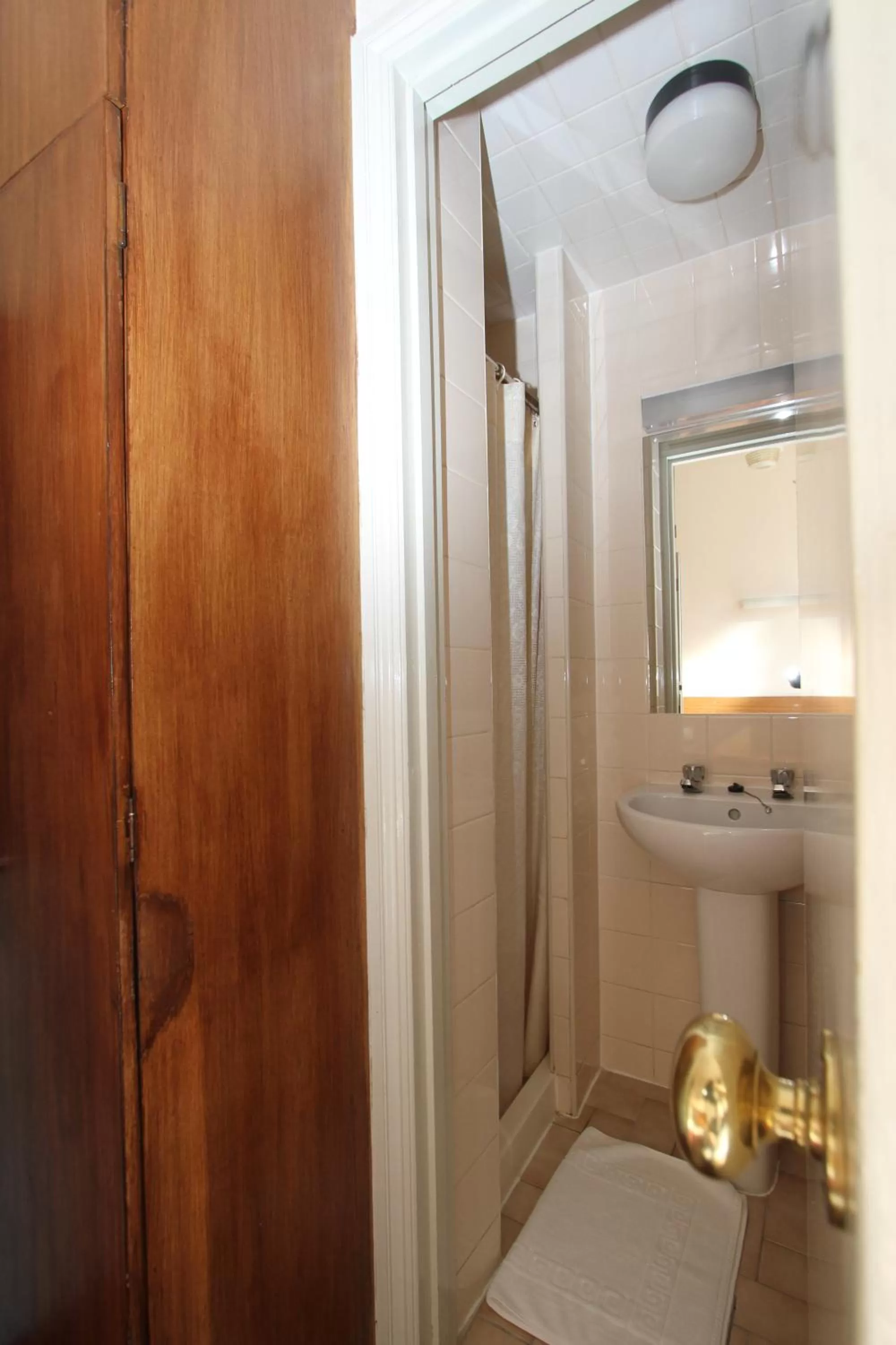 Bathroom in Ridgemount Hotel