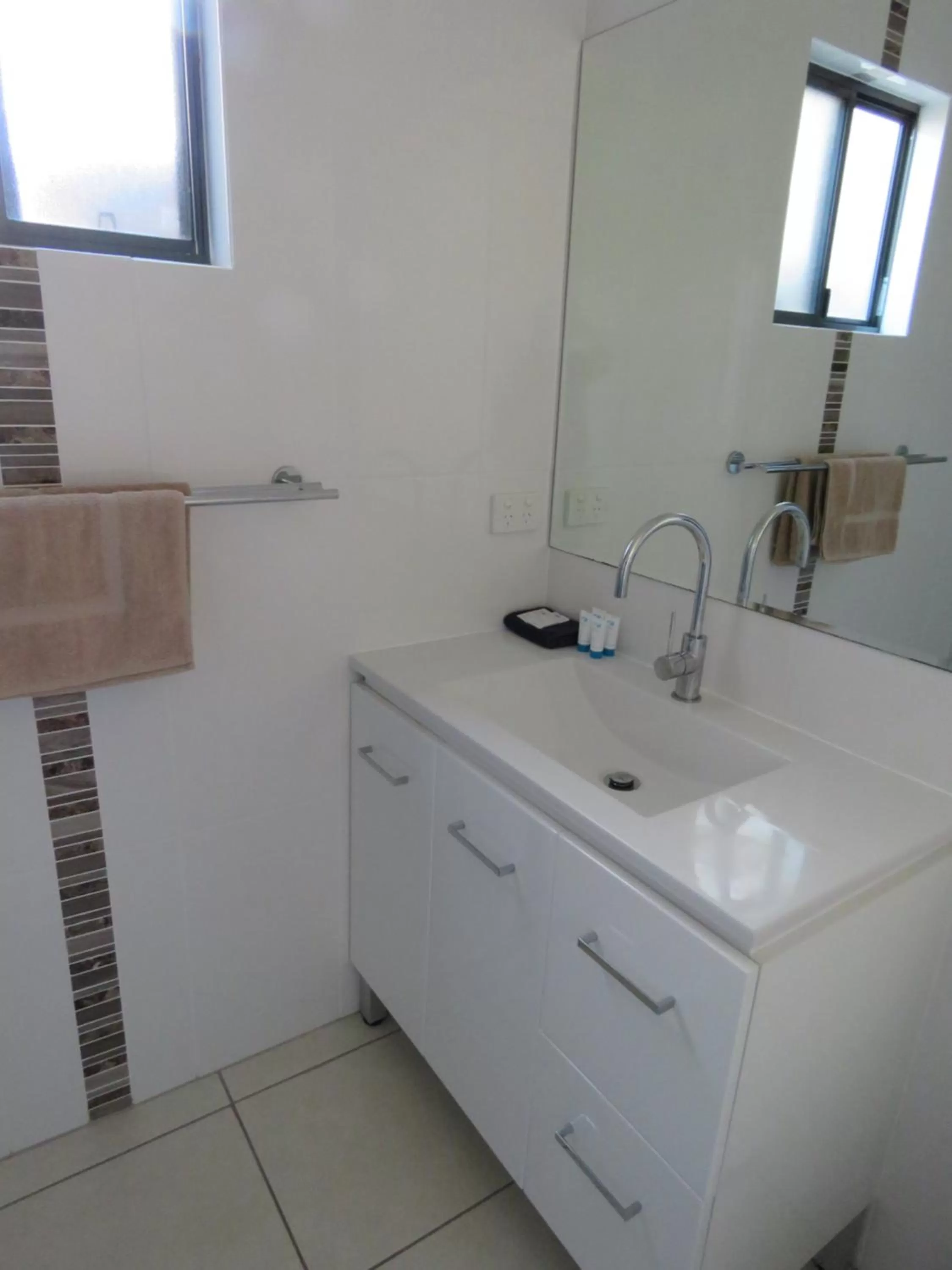 Bathroom in Emerald Gardens Motel & Apartments