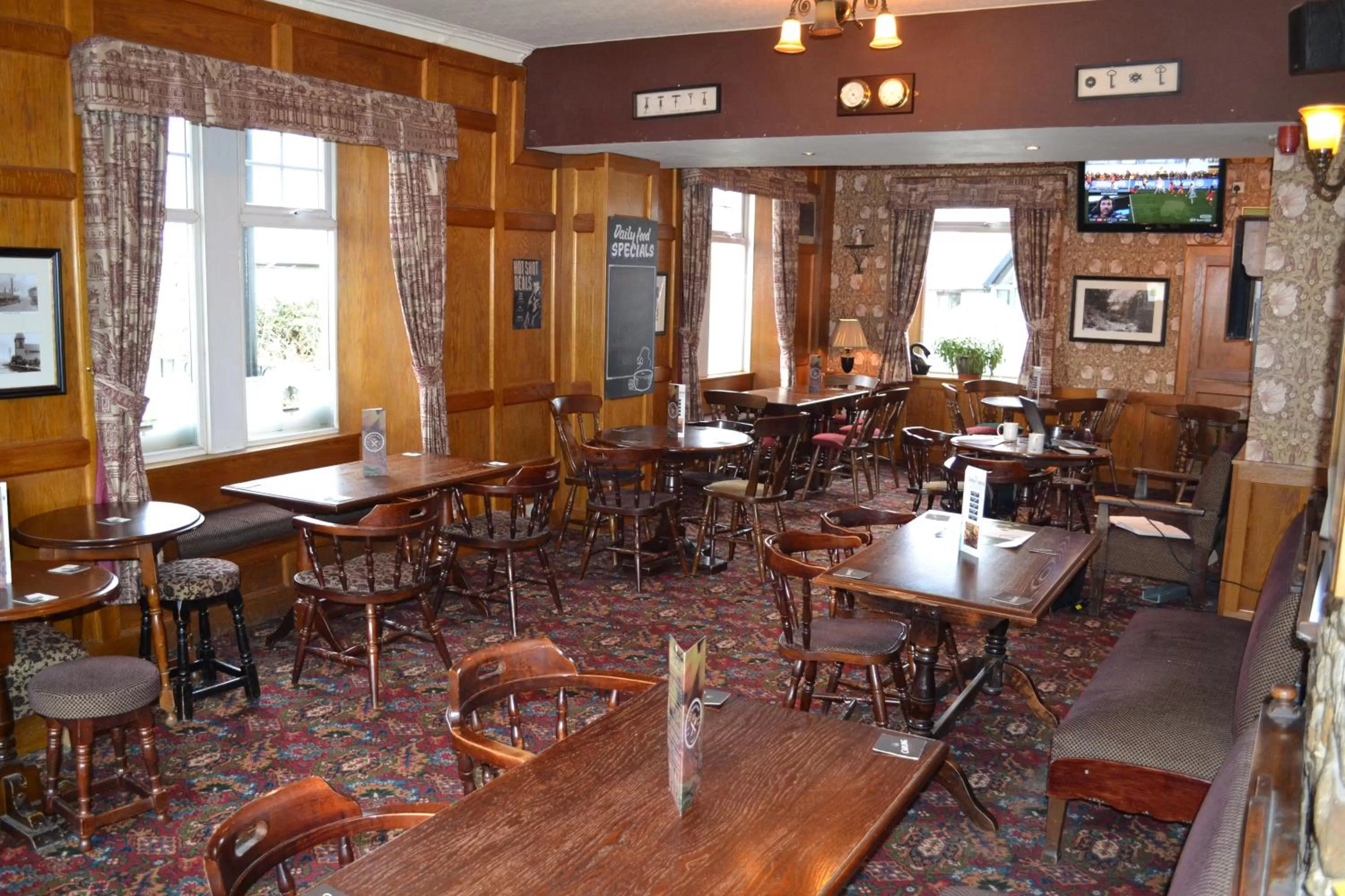 Lounge or bar in Oak Tree Inn