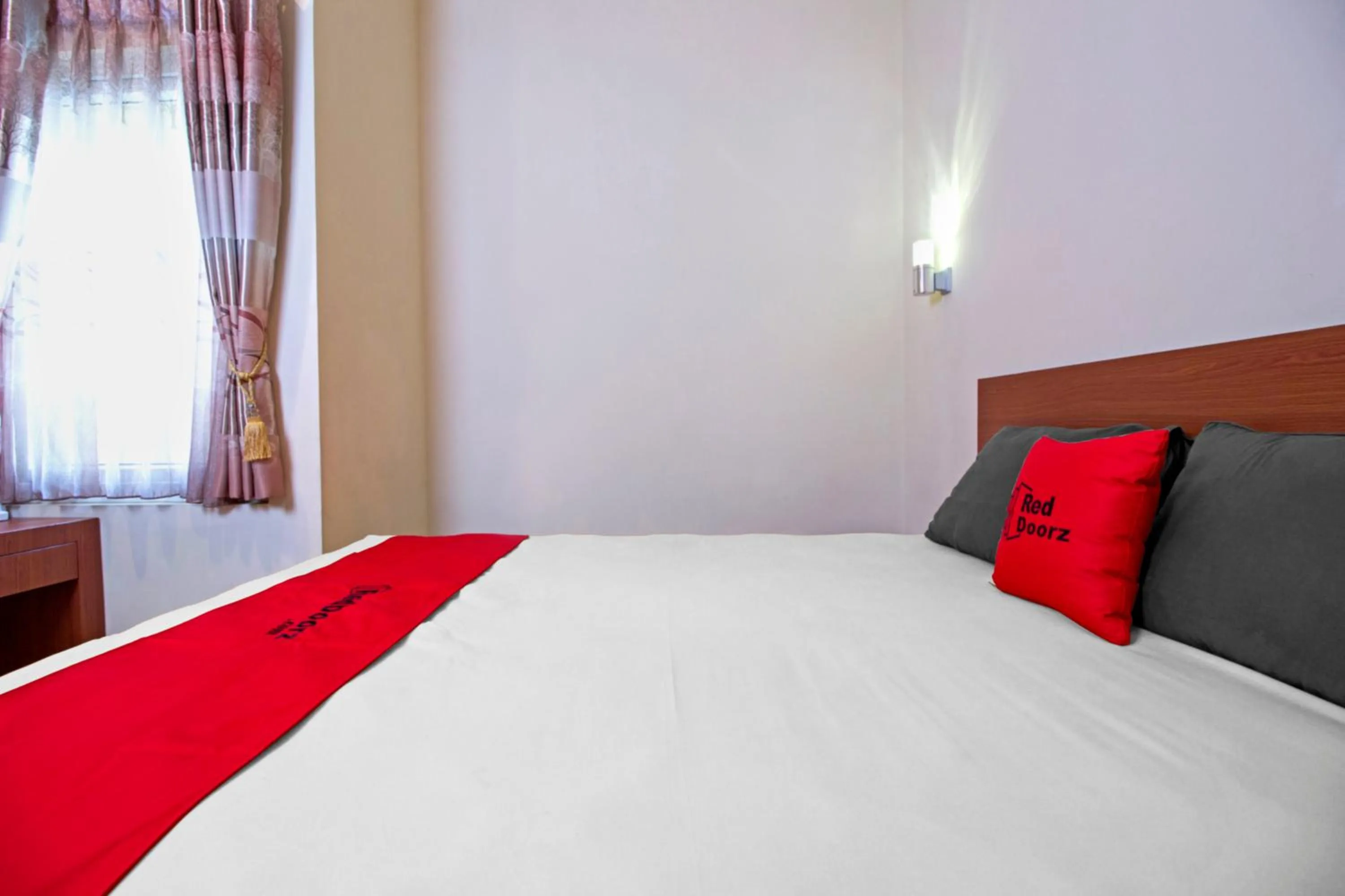 Bedroom, Bed in RedDoorz near Trans Studio Mall 2