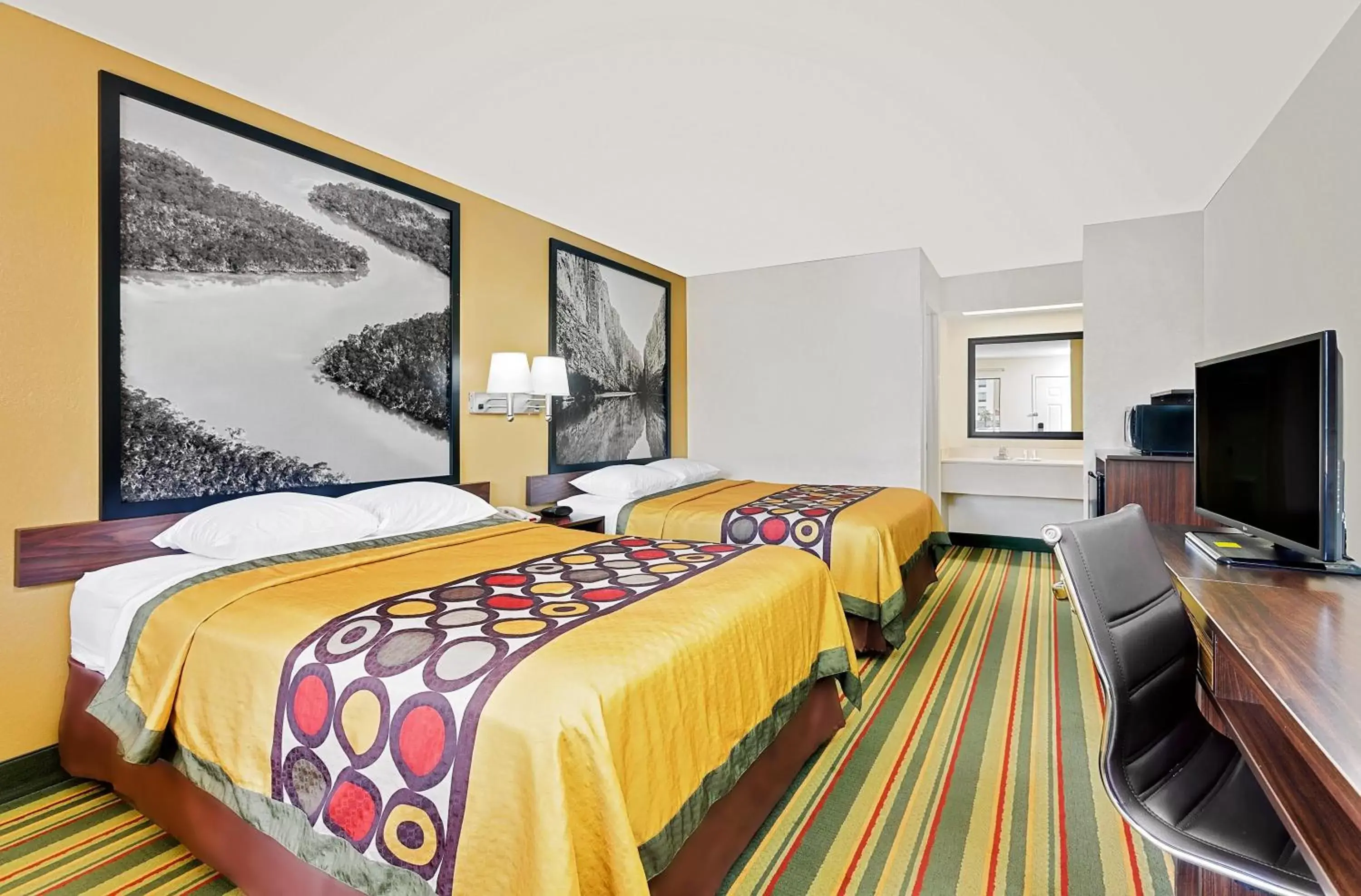 Queen Room with Two Queen Beds - Non-Smoking in Super 8 by Wyndham Byron/South Macon Queen Room with Two Queen Beds - Non-Smoking in Super 8 by Wyndham Byron/South Macon